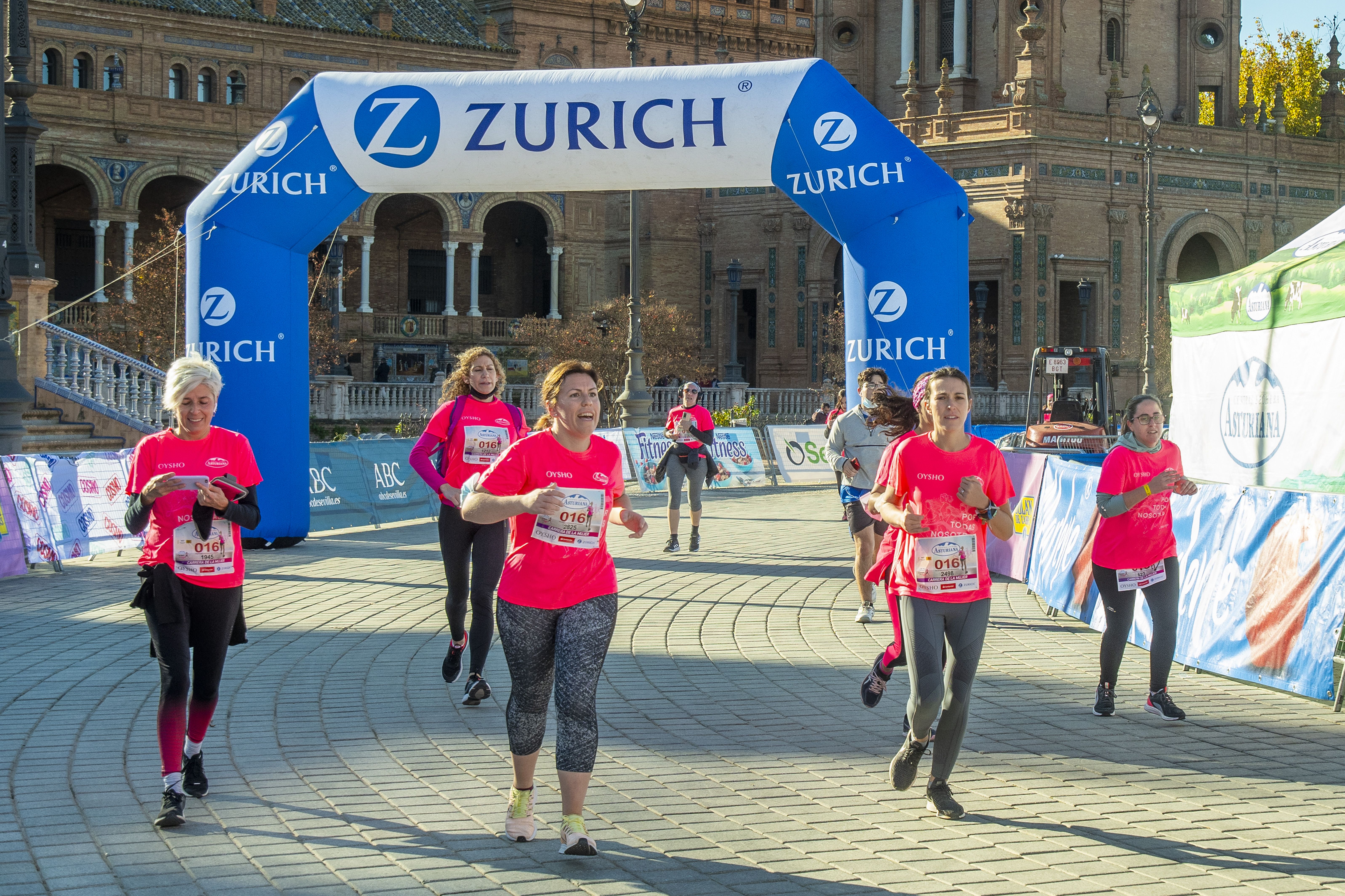 Las mejores fotos de la Carrera de la Mujer Central Lechera Asturiana Sevilla 2021 (LLEGADAS A META / GALERÍA 3)