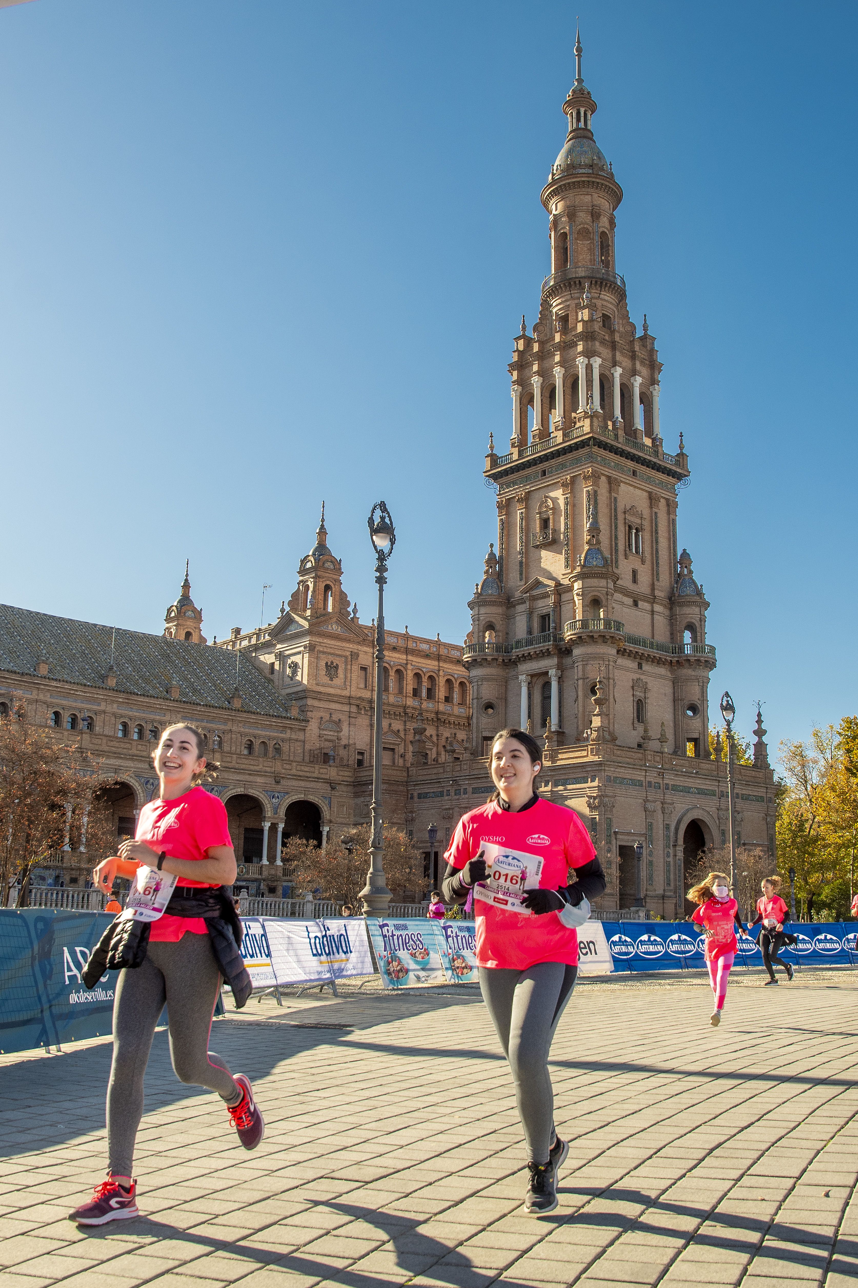 Las mejores fotos de la Carrera de la Mujer Central Lechera Asturiana Sevilla 2021 (LLEGADAS A META / GALERÍA 3)