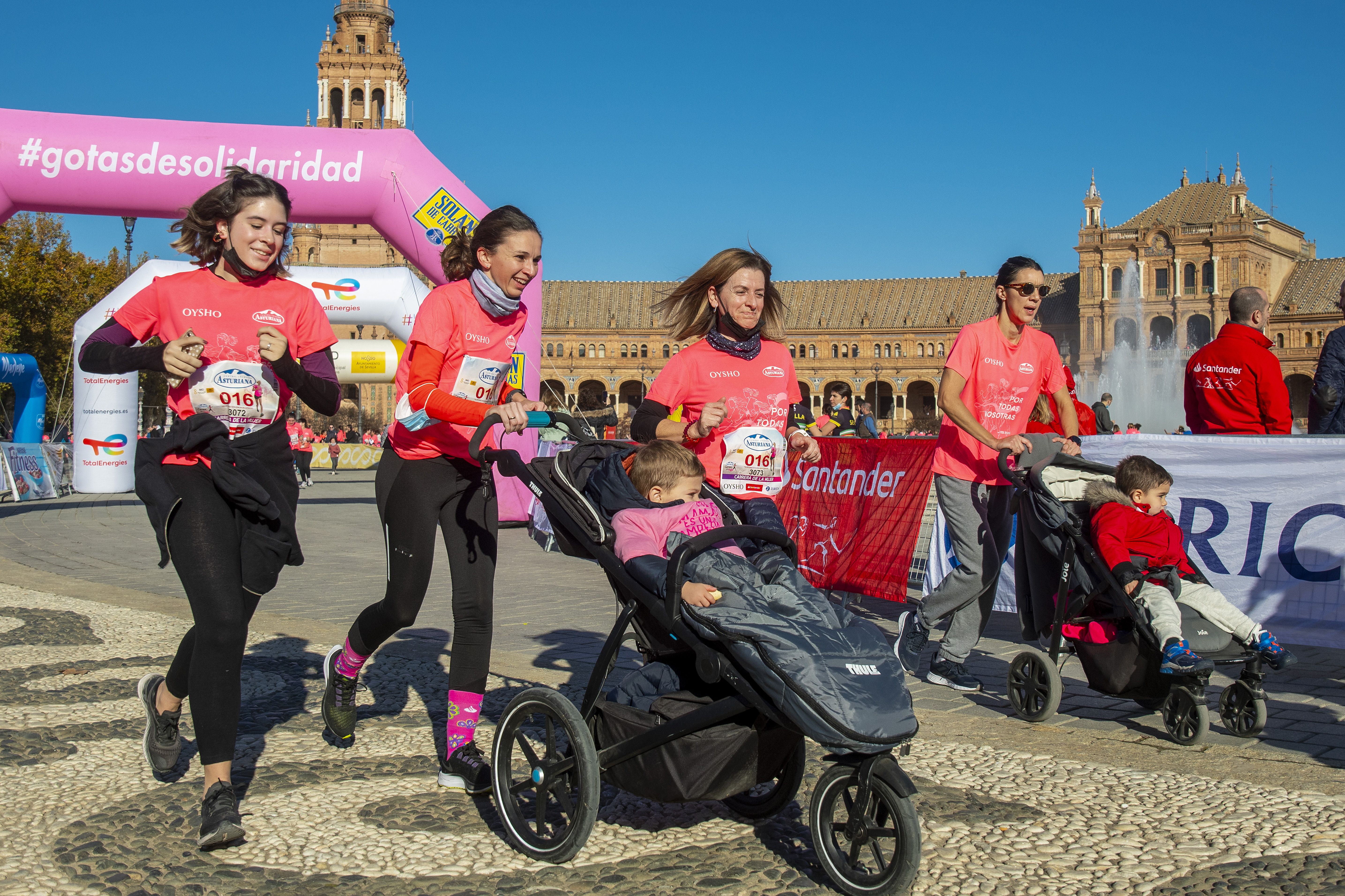 Las mejores fotos de la Carrera de la Mujer Central Lechera Asturiana Sevilla 2021 (LLEGADAS A META / GALERÍA 3)
