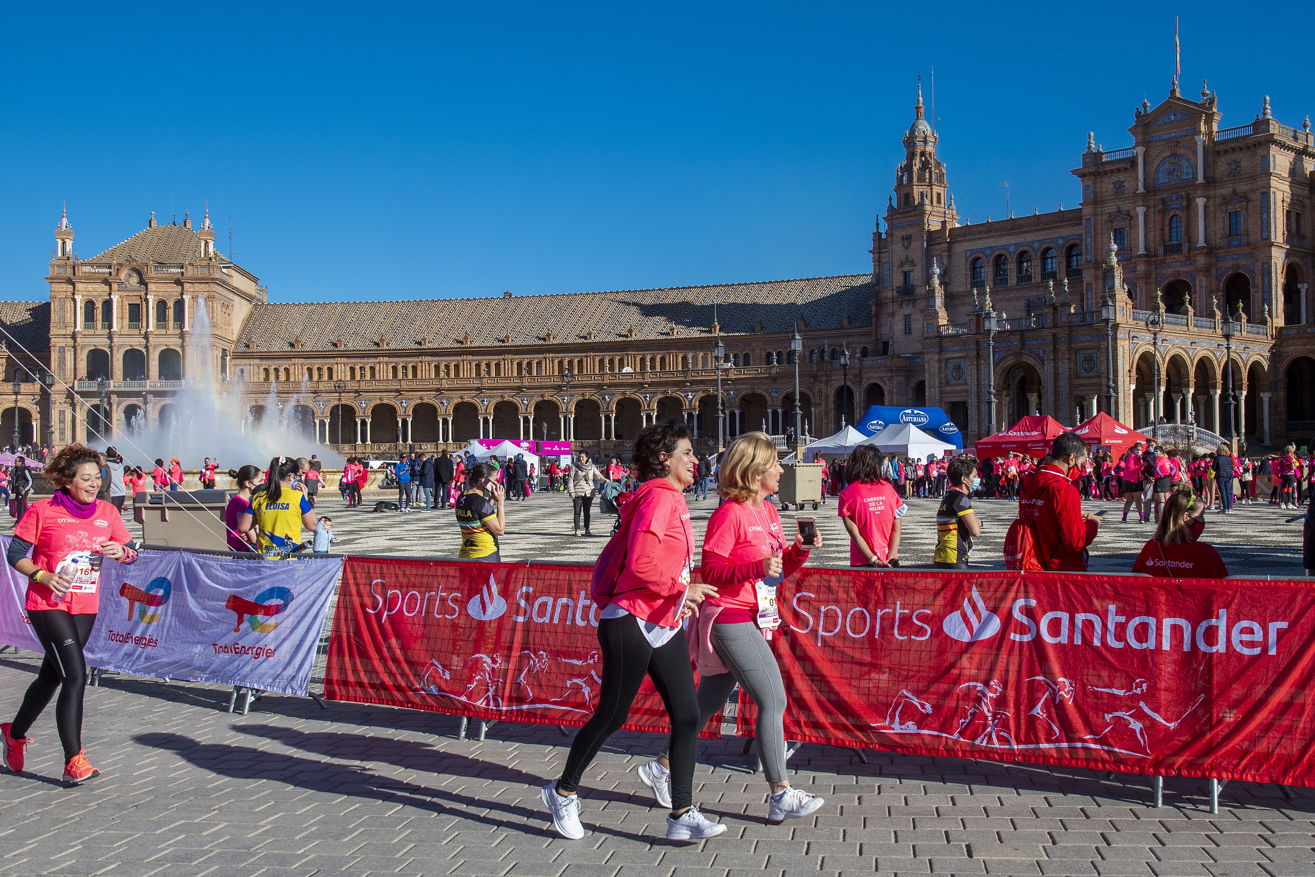 Las mejores fotos de la Carrera de la Mujer Central Lechera Asturiana Sevilla 2021 (LLEGADAS A META / GALERÍA 4)