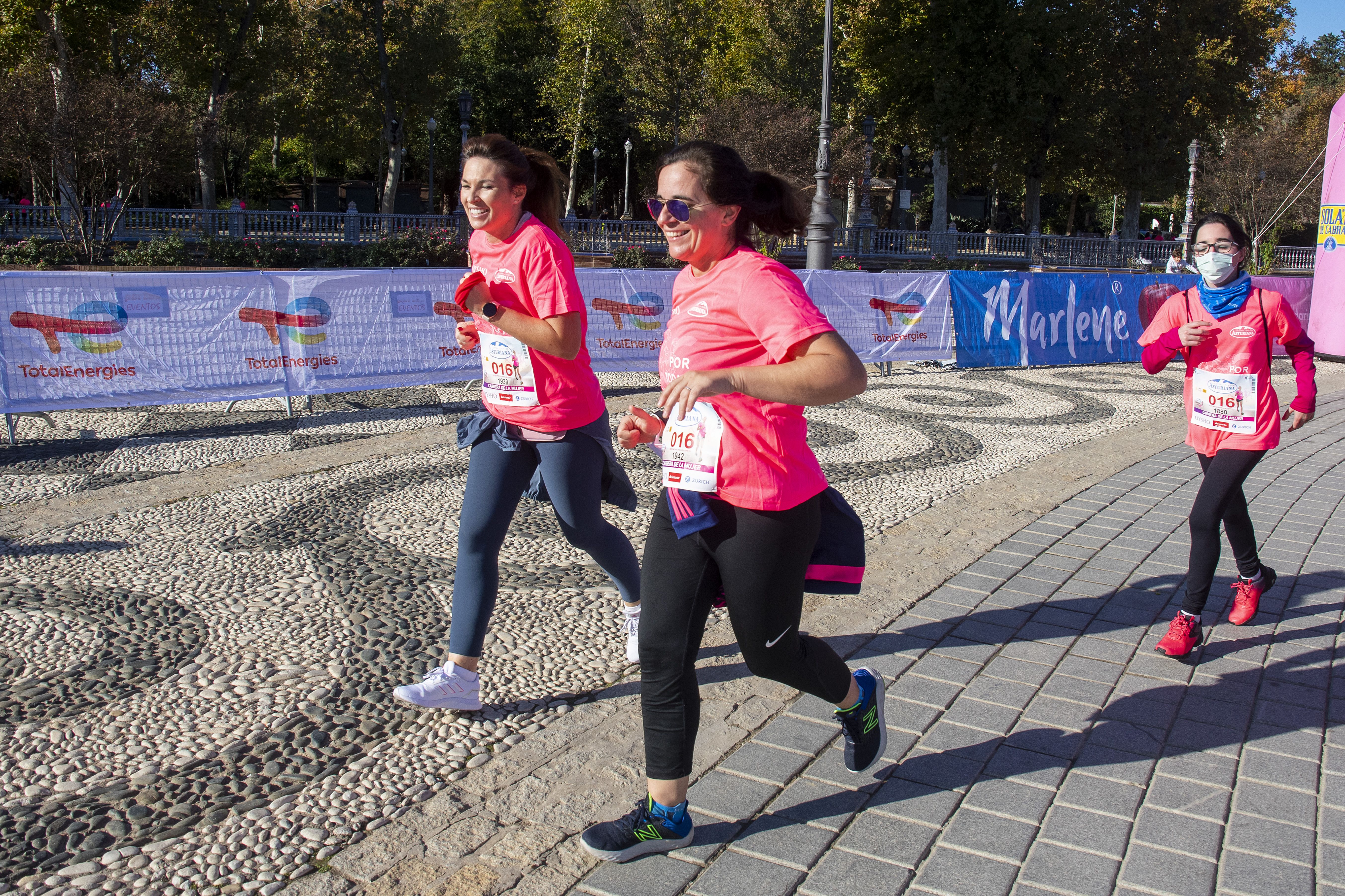 Las mejores fotos de la Carrera de la Mujer Central Lechera Asturiana Sevilla 2021 (LLEGADAS A META / GALERÍA 4)