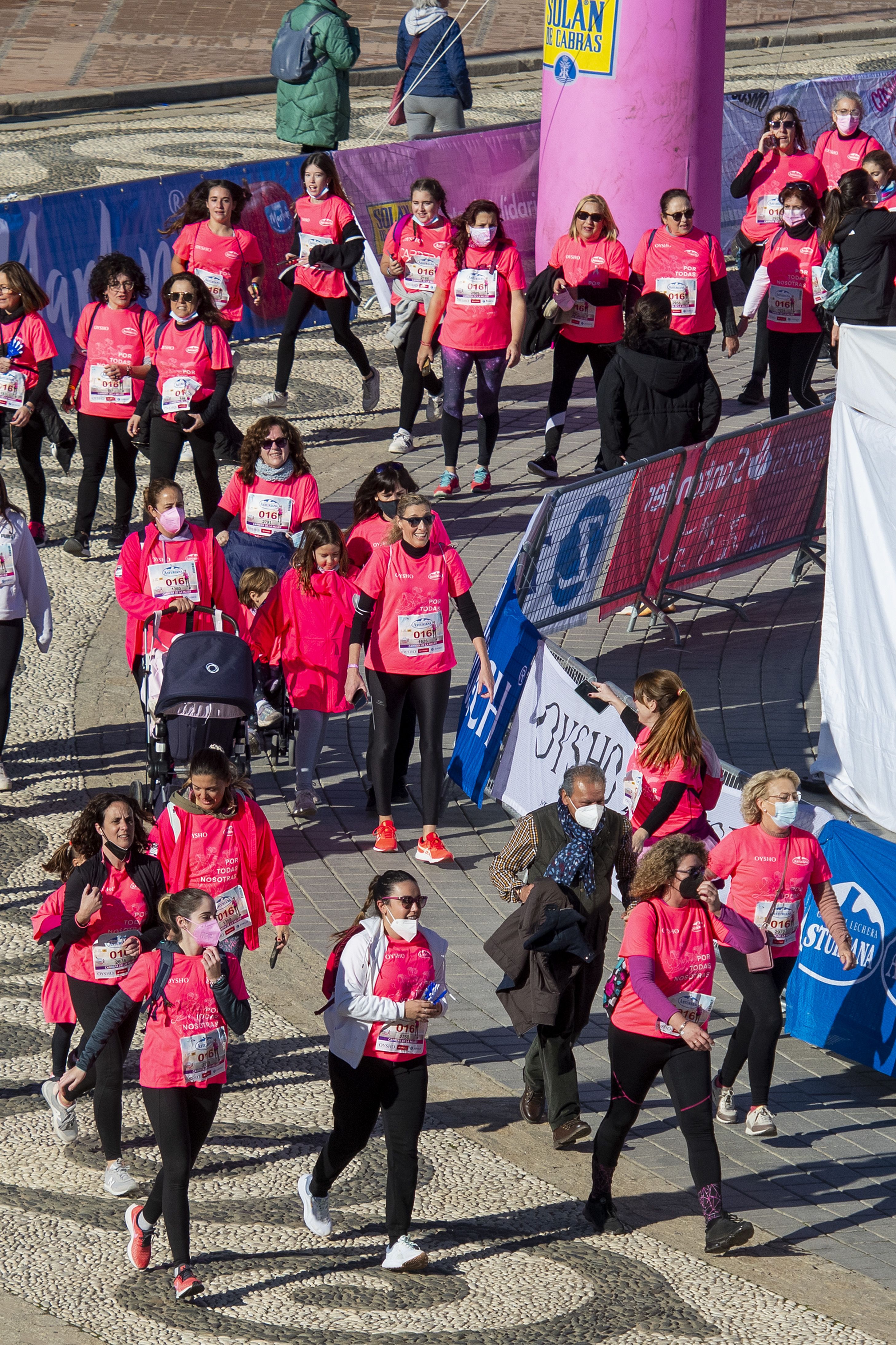 Las mejores fotos de la Carrera de la Mujer Central Lechera Asturiana Sevilla 2021 (LLEGADAS A META / GALERÍA 4)