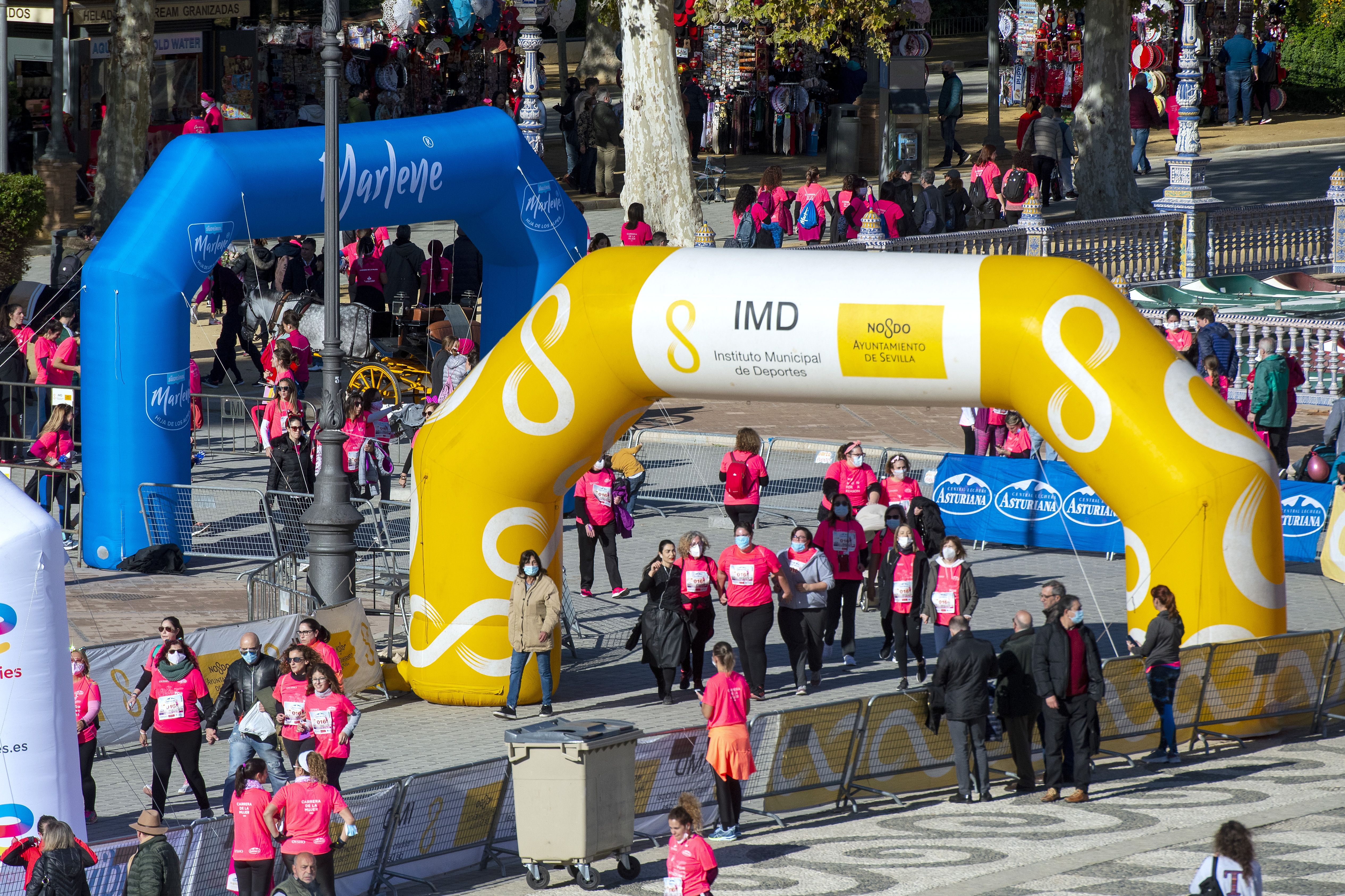 Las mejores fotos de la Carrera de la Mujer Central Lechera Asturiana Sevilla 2021 (LLEGADAS A META / GALERÍA 4)
