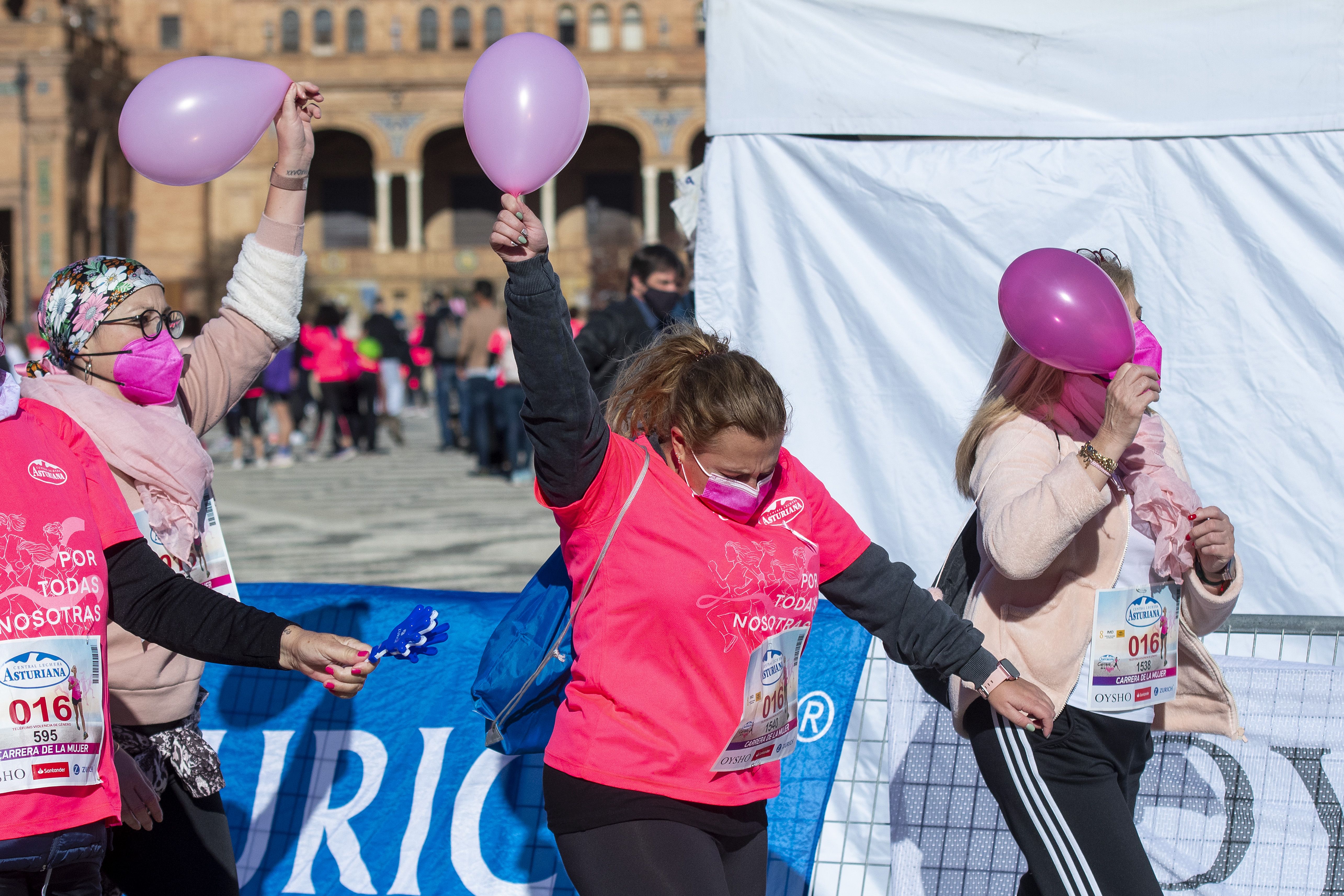 Las mejores fotos de la Carrera de la Mujer Central Lechera Asturiana Sevilla 2021 (LLEGADAS A META / GALERÍA 4)