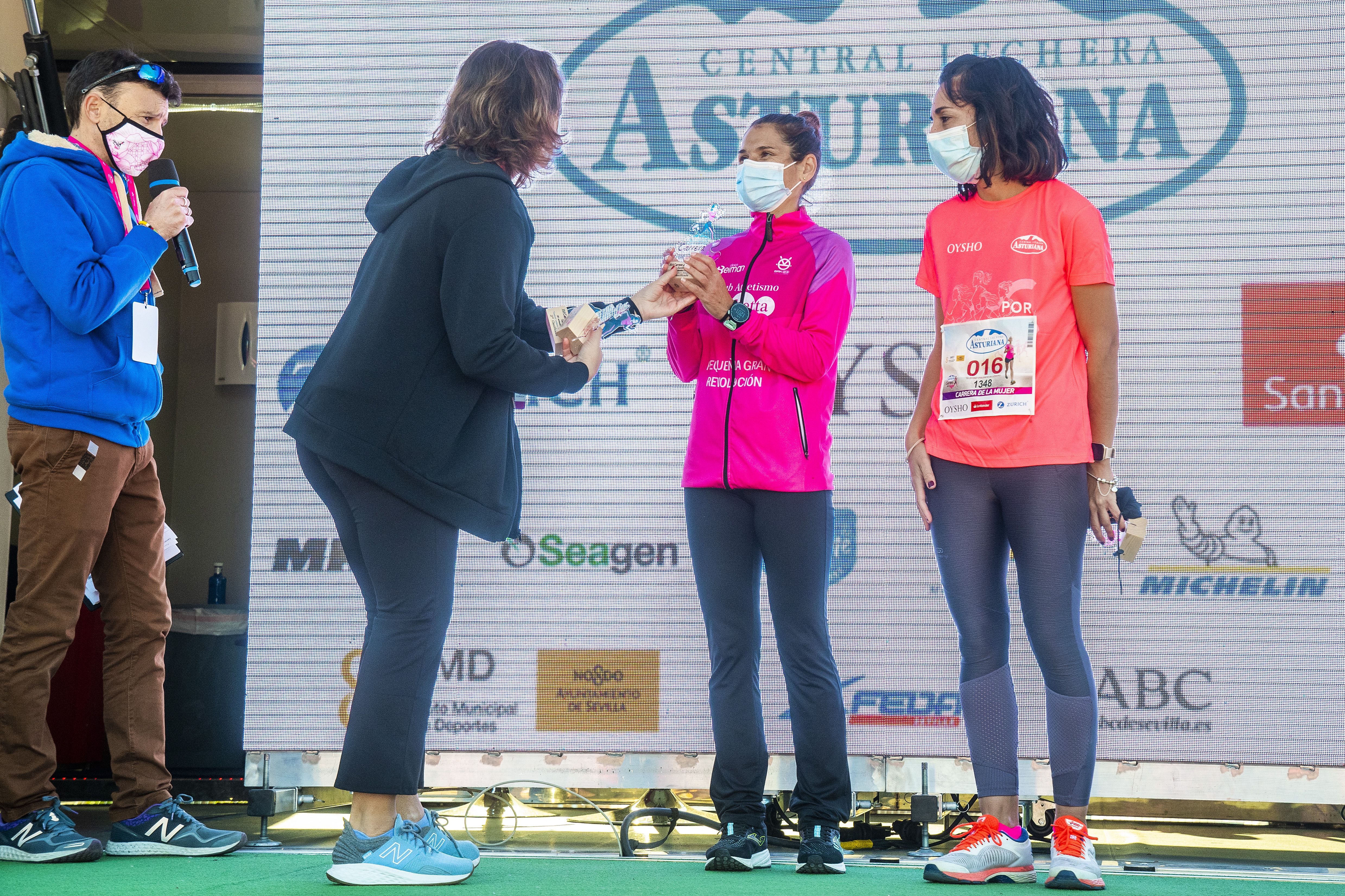 Las mejores fotos de la Carrera de la Mujer Central Lechera Asturiana Sevilla 2021 (CEREMONIAS DE PREMIACIÓN / GALERÍA 1)