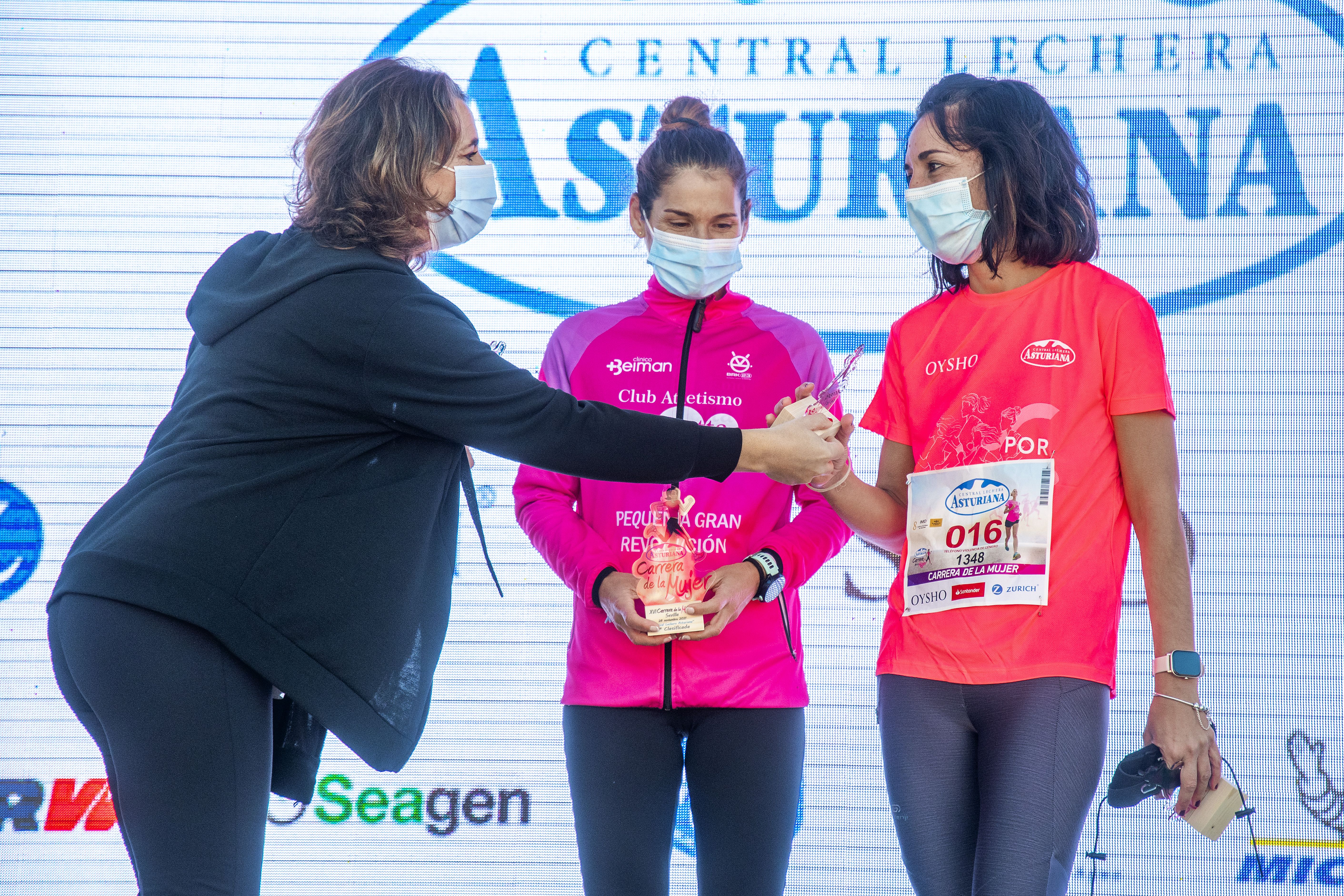 Las mejores fotos de la Carrera de la Mujer Central Lechera Asturiana Sevilla 2021 (CEREMONIAS DE PREMIACIÓN / GALERÍA 1)
