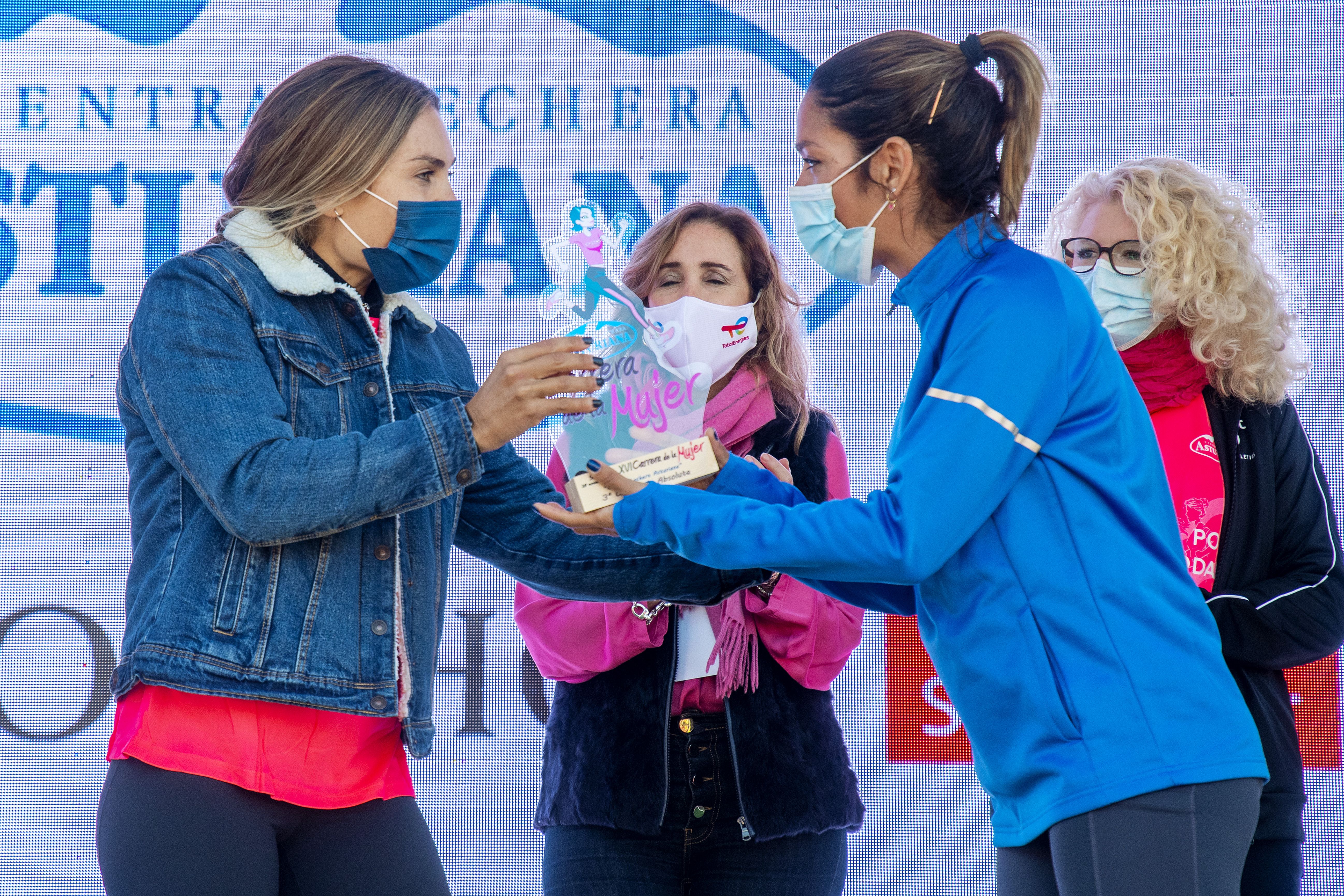 Las mejores fotos de la Carrera de la Mujer Central Lechera Asturiana Sevilla 2021 (CEREMONIAS DE PREMIACIÓN / GALERÍA 1)