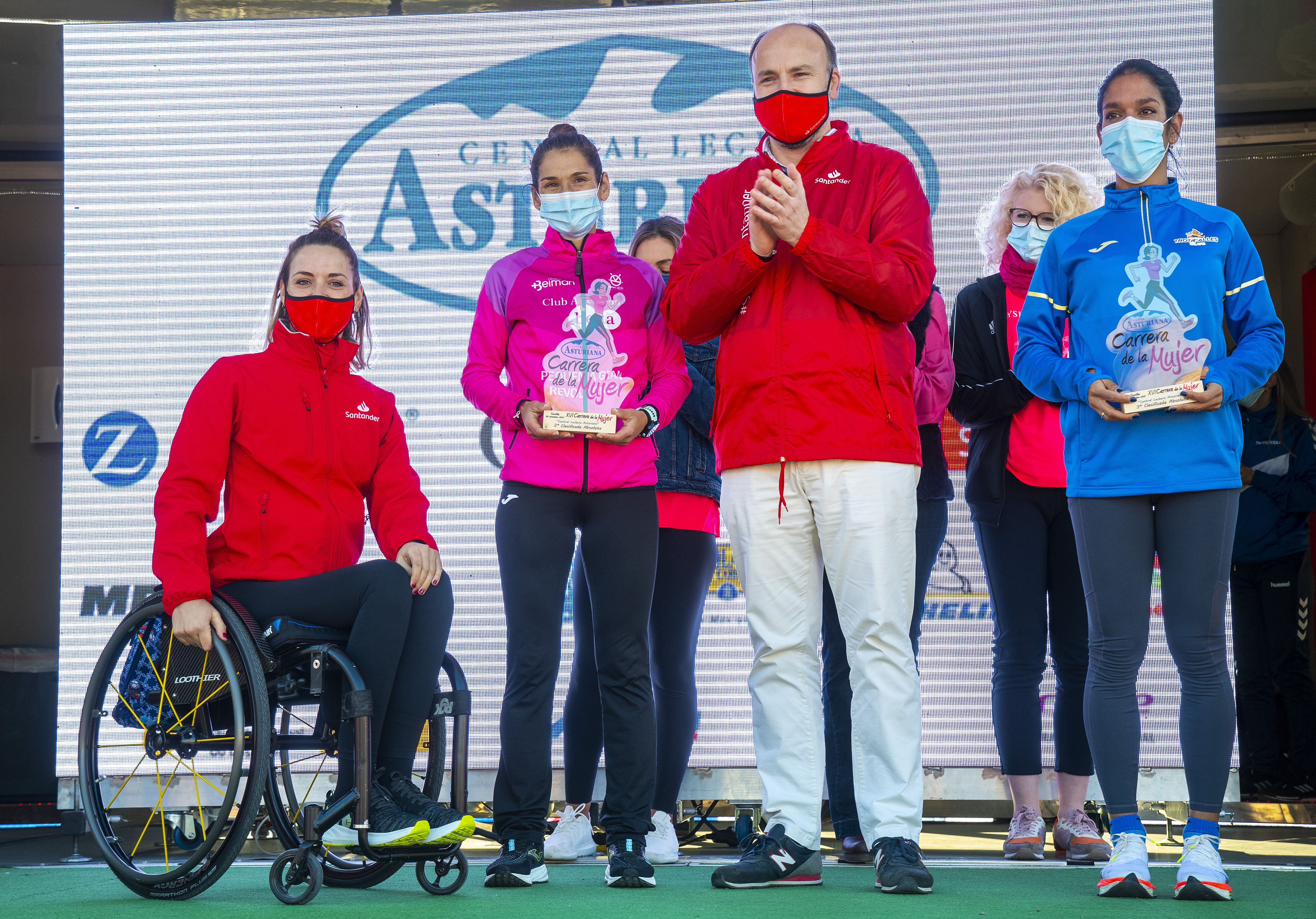 Las mejores fotos de la Carrera de la Mujer Central Lechera Asturiana Sevilla 2021 (CEREMONIAS DE PREMIACIÓN / GALERÍA 1)