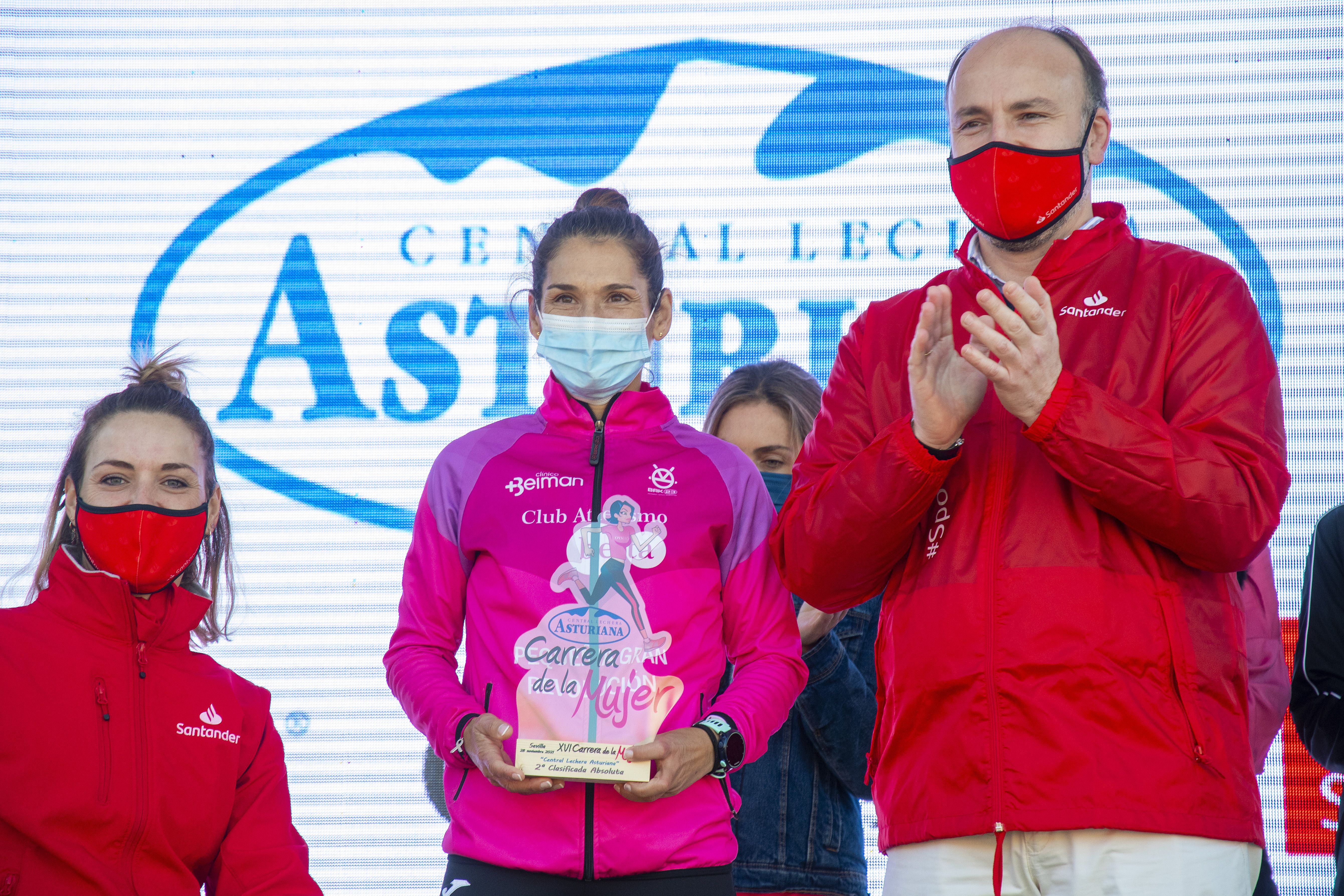 Las mejores fotos de la Carrera de la Mujer Central Lechera Asturiana Sevilla 2021 (CEREMONIAS DE PREMIACIÓN / GALERÍA 1)