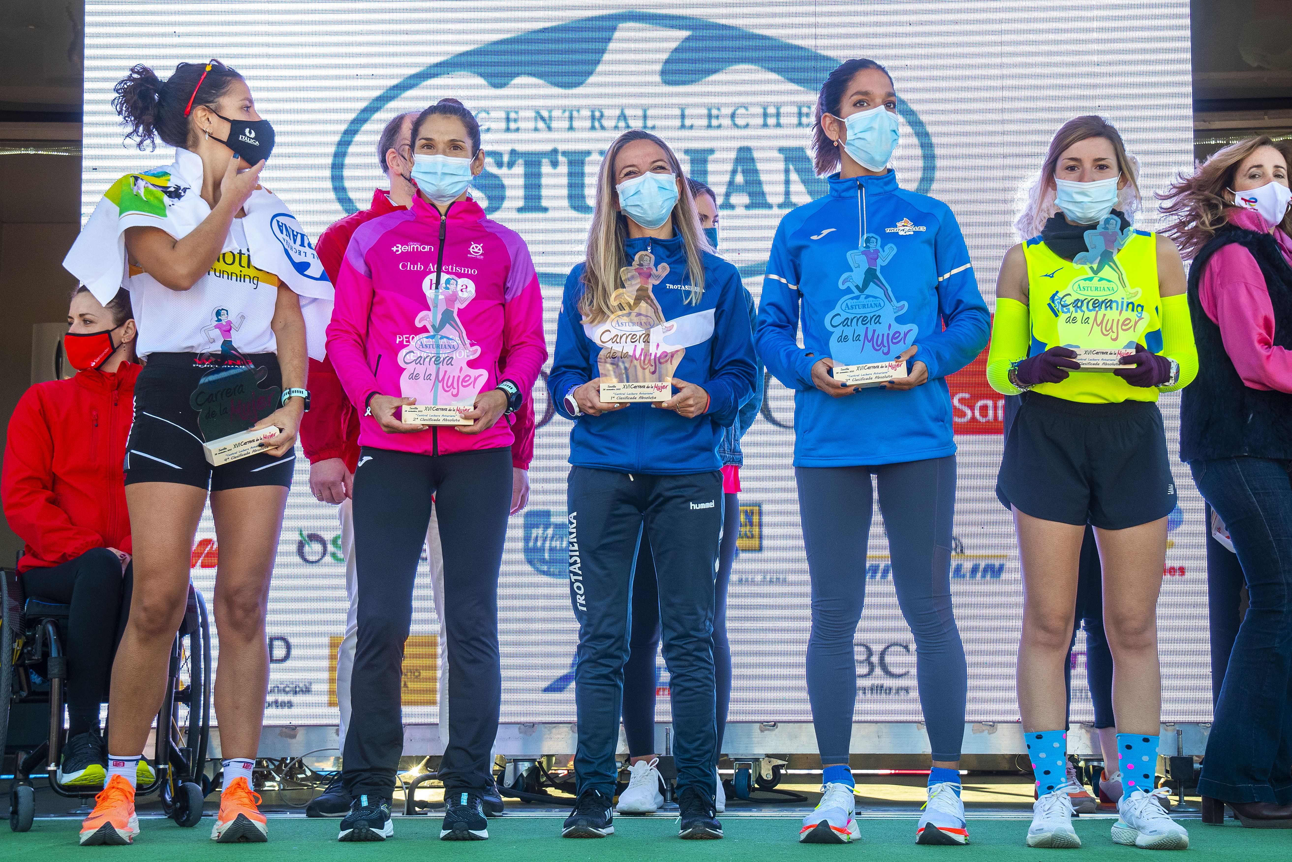 Las mejores fotos de la Carrera de la Mujer Central Lechera Asturiana Sevilla 2021 (CEREMONIAS DE PREMIACIÓN / GALERÍA 1)