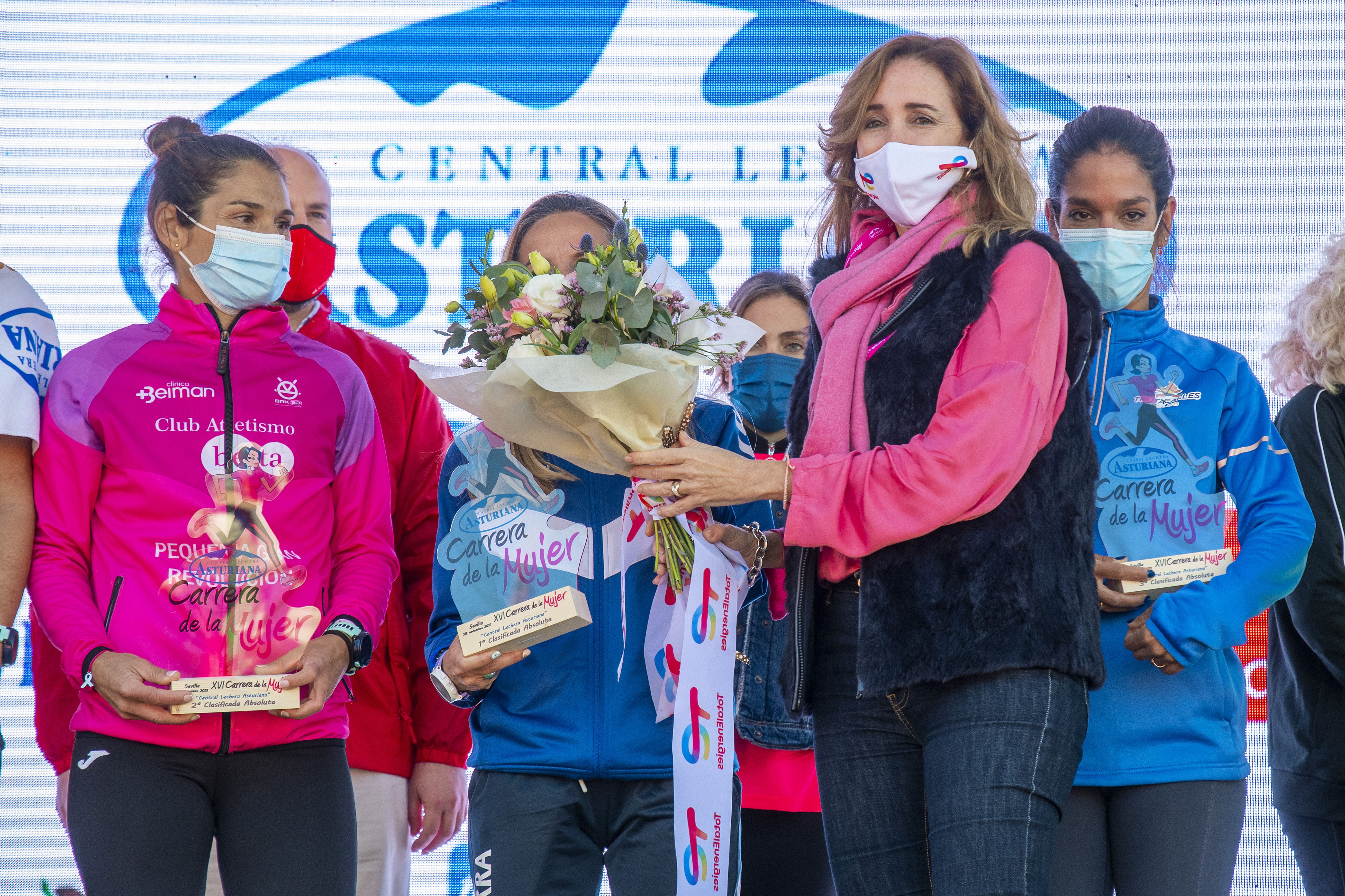 Las mejores fotos de la Carrera de la Mujer Central Lechera Asturiana Sevilla 2021 (CEREMONIAS DE PREMIACIÓN / GALERÍA 1)