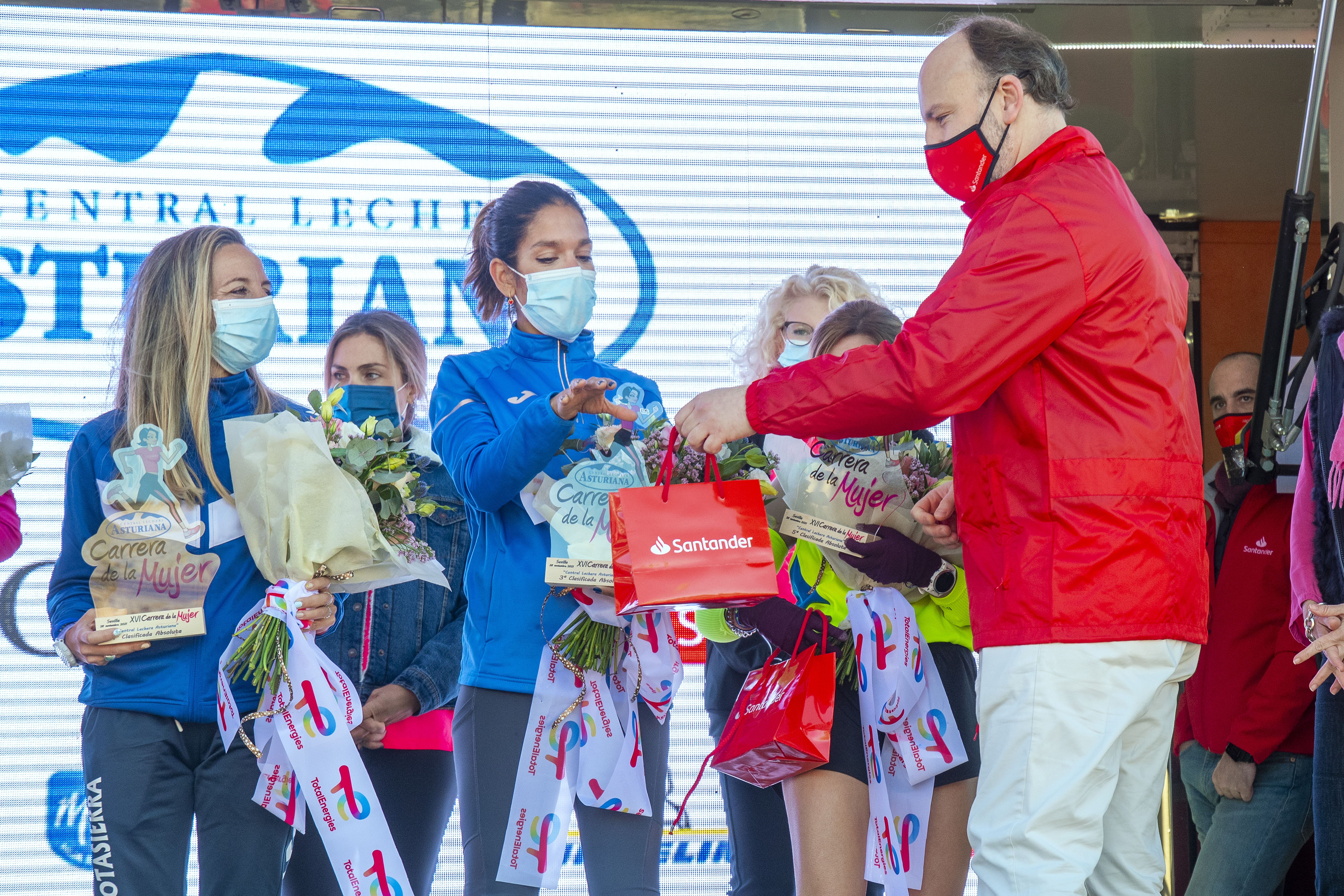 Las mejores fotos de la Carrera de la Mujer Central Lechera Asturiana Sevilla 2021 (CEREMONIAS DE PREMIACIÓN / GALERÍA 1)