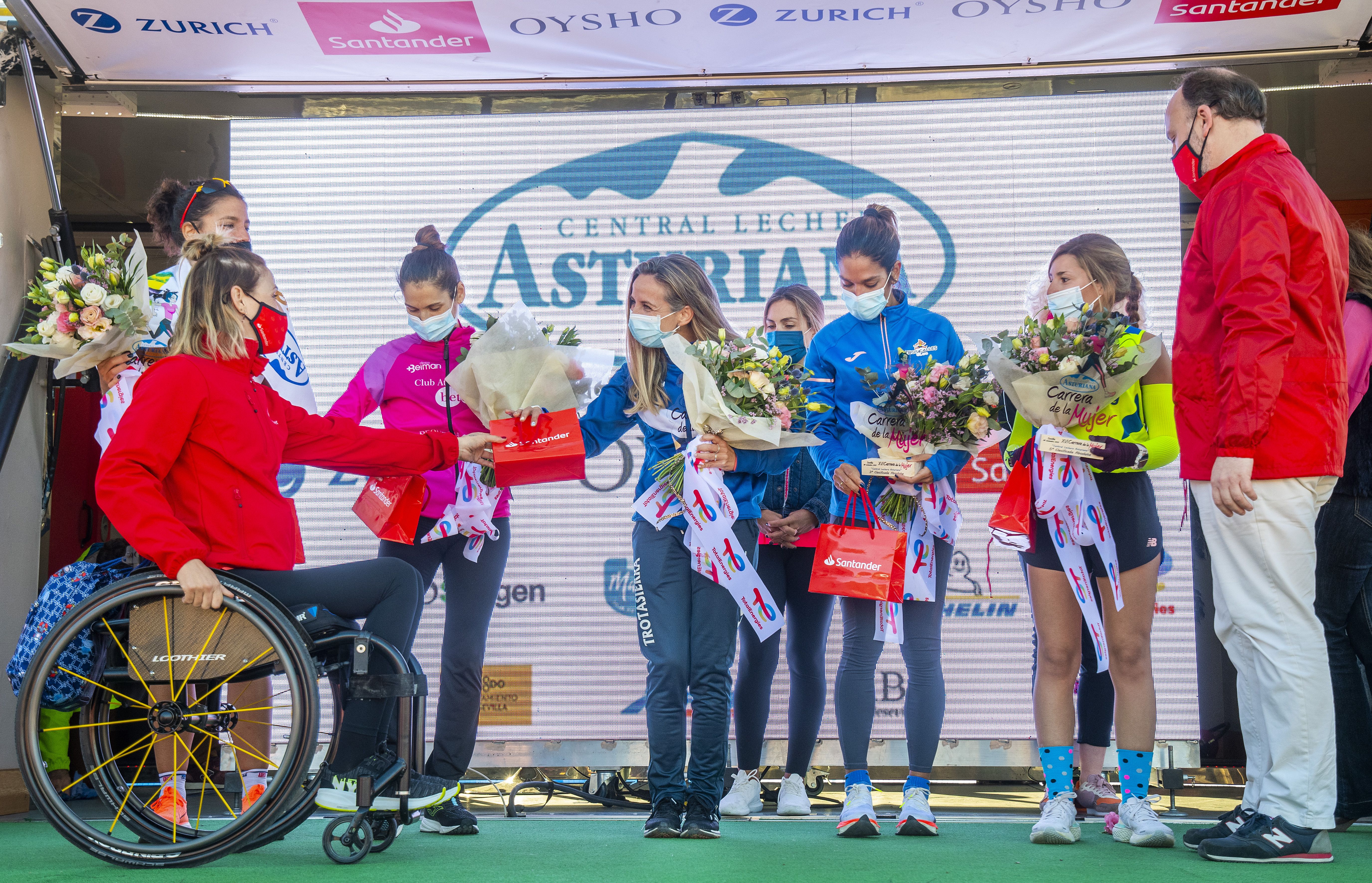 Las mejores fotos de la Carrera de la Mujer Central Lechera Asturiana Sevilla 2021 (CEREMONIAS DE PREMIACIÓN / GALERÍA 1)