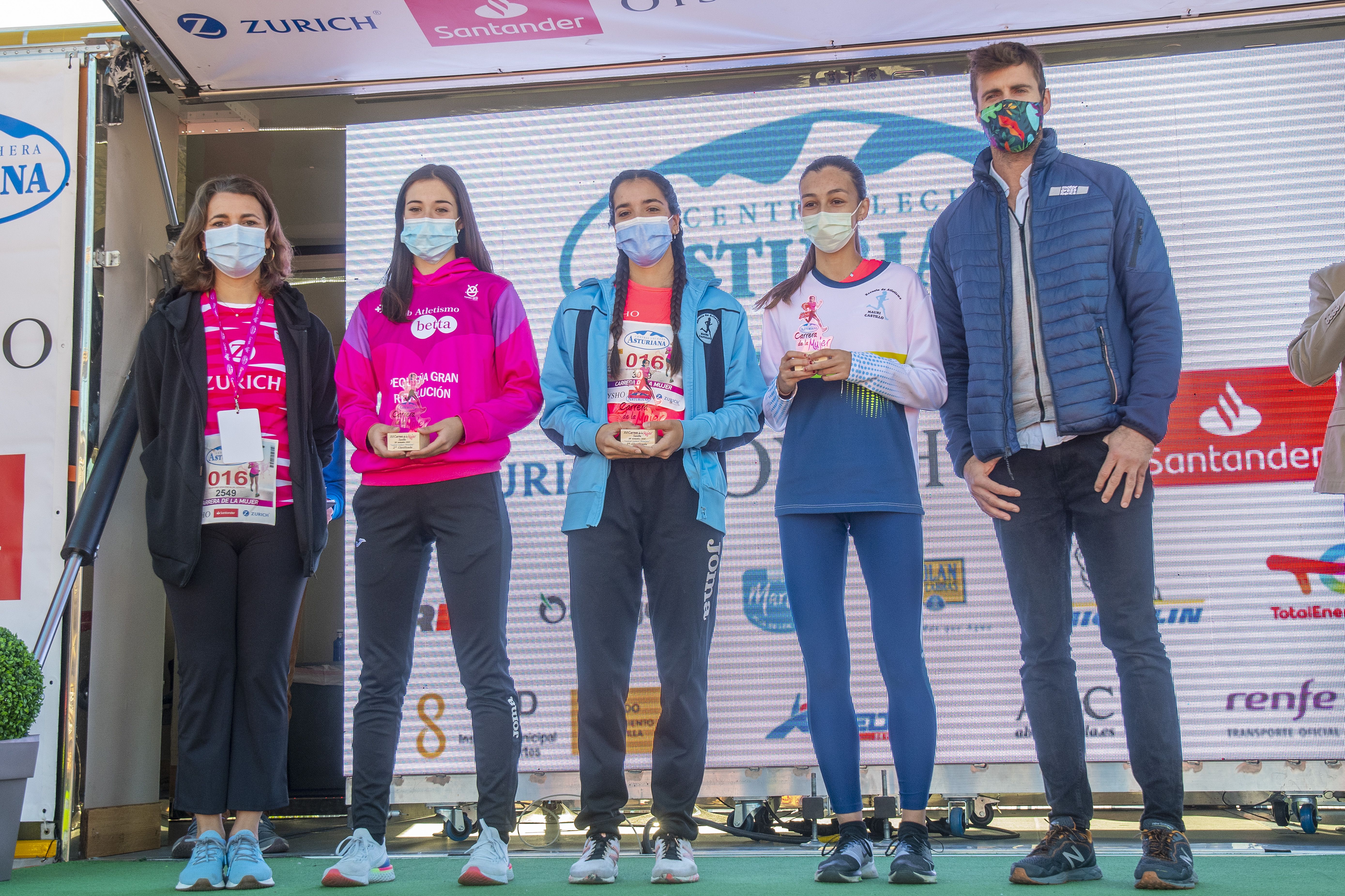 Las mejores fotos de la Carrera de la Mujer Central Lechera Asturiana Sevilla 2021 (CEREMONIAS DE PREMIACIÓN / GALERÍA 1)