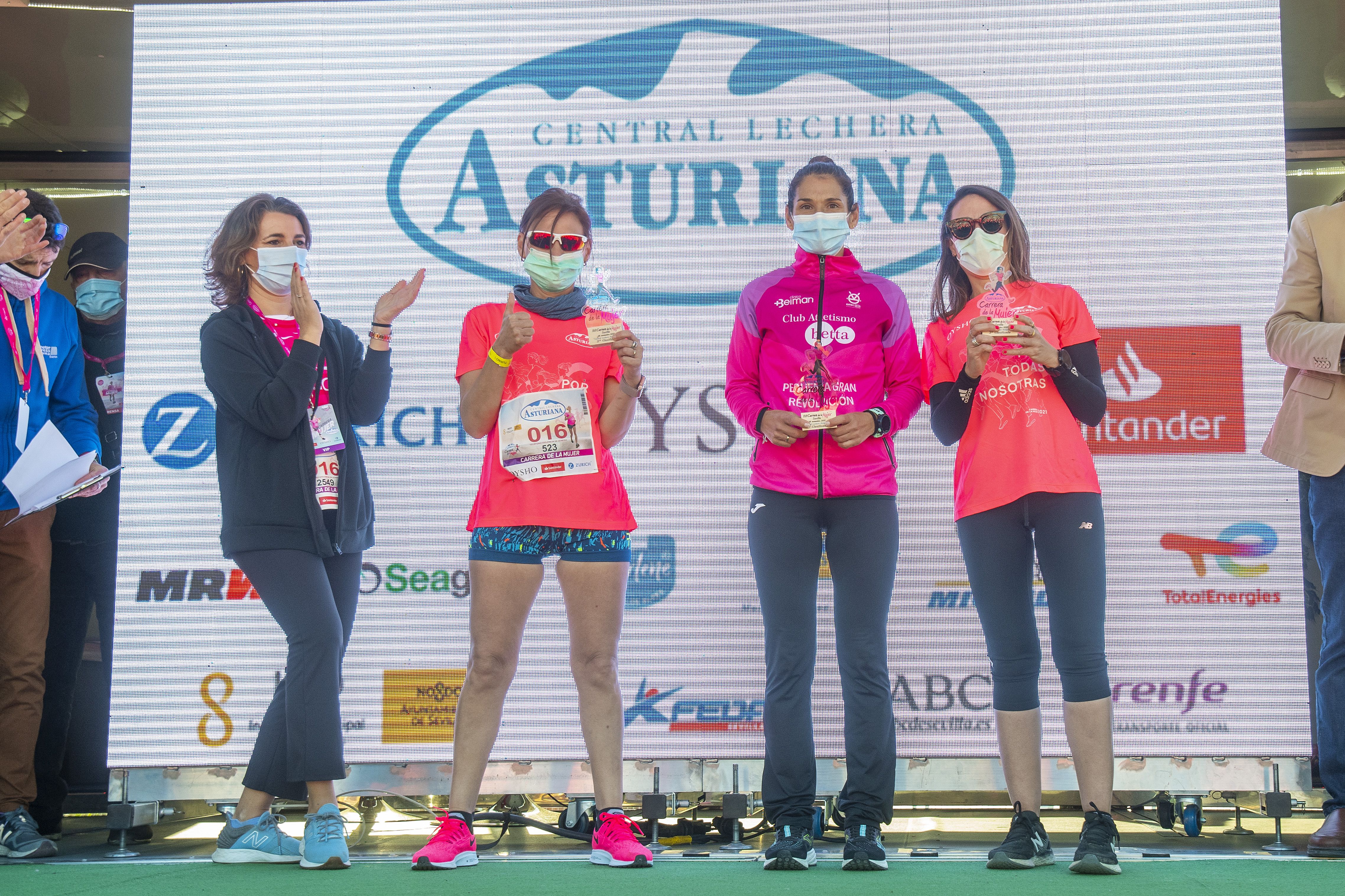 Las mejores fotos de la Carrera de la Mujer Central Lechera Asturiana Sevilla 2021 (CEREMONIAS DE PREMIACIÓN / GALERÍA 1)