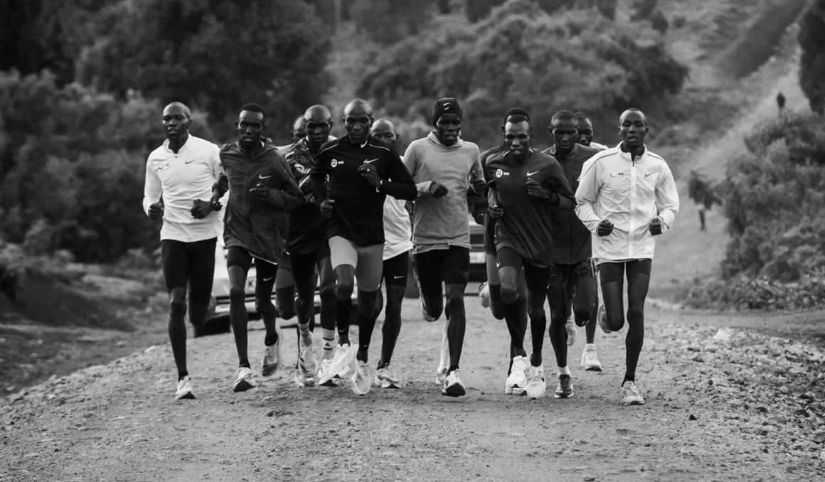 Eliud Kipchoge lidera un trote en la zona de Iten, el centro neurálgico de la etnia Kalenjin. NN RUNNING TEAM.