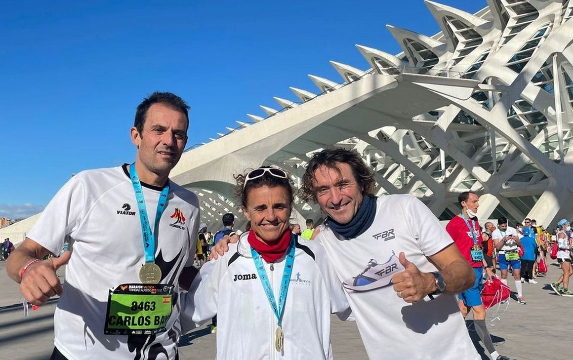 Julia Vaquero y Franc Beneyto (a la derecha) tras el Maratón de Valencia 2021