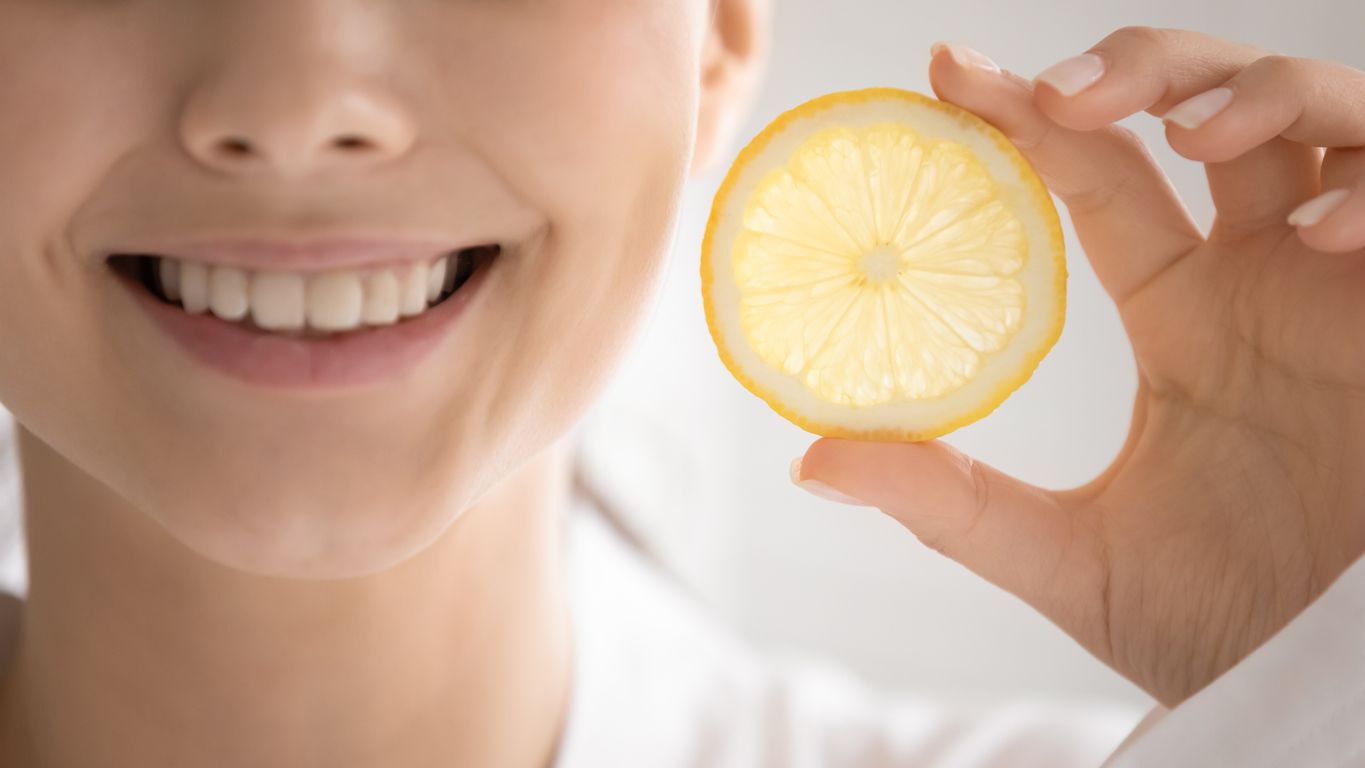 Exprime la vitamina C del limón