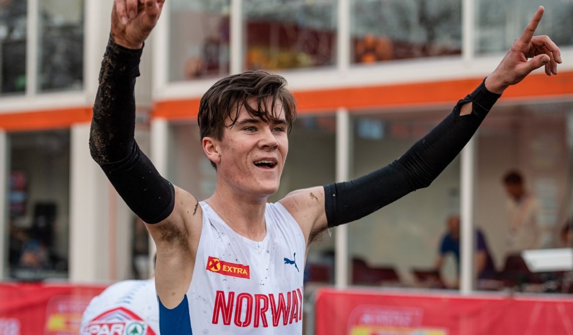 Jakob Ingebrigtsen triunfando en el Campeonato de Europa de Cross sub 20 en 2018. SPORTMEDIA.