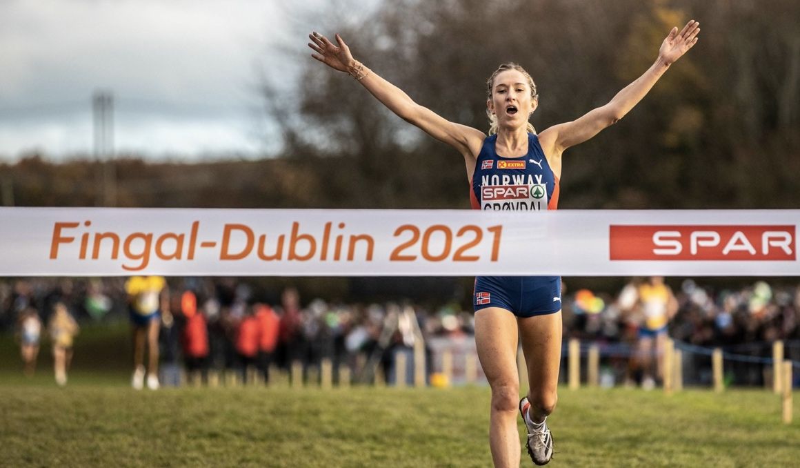 Karoline Grøvdal triunfando, por fin, en el Campeonato de Europa de Cross después de cinco presencias en el pódium. EUROPEAN ATHLETICS.
