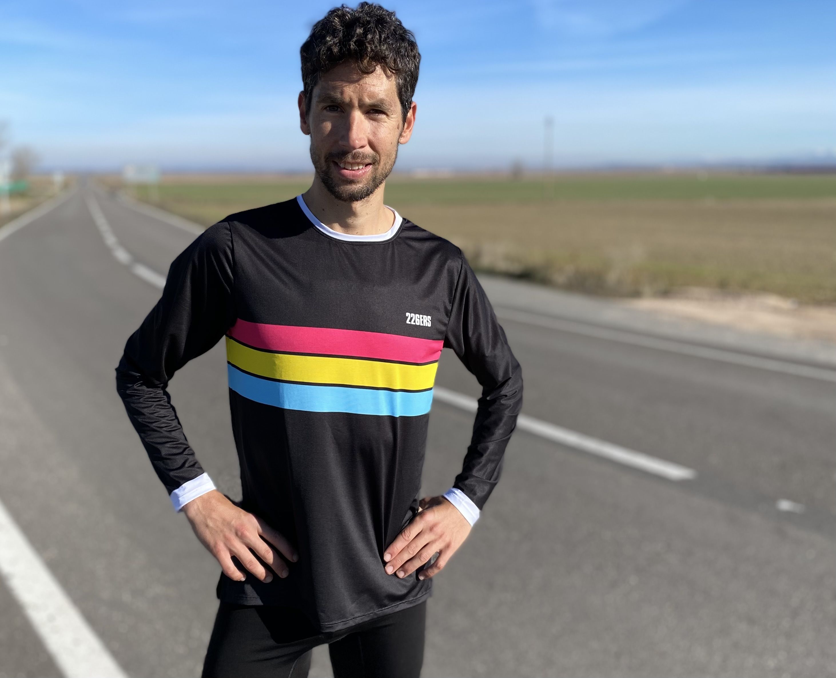 Javi Guerra con la Flag de manda larga que serán los colores de su Team