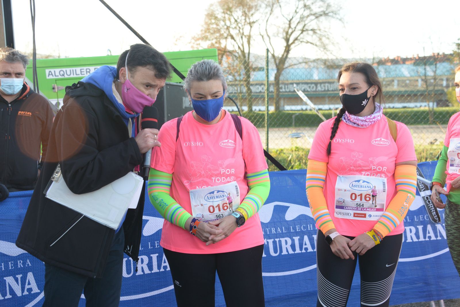 Las mejores fotos de la Carrera de la Mujer Central Lechera Asturiana Gijón 2021 (HOMENAJES DE SALIDA)
