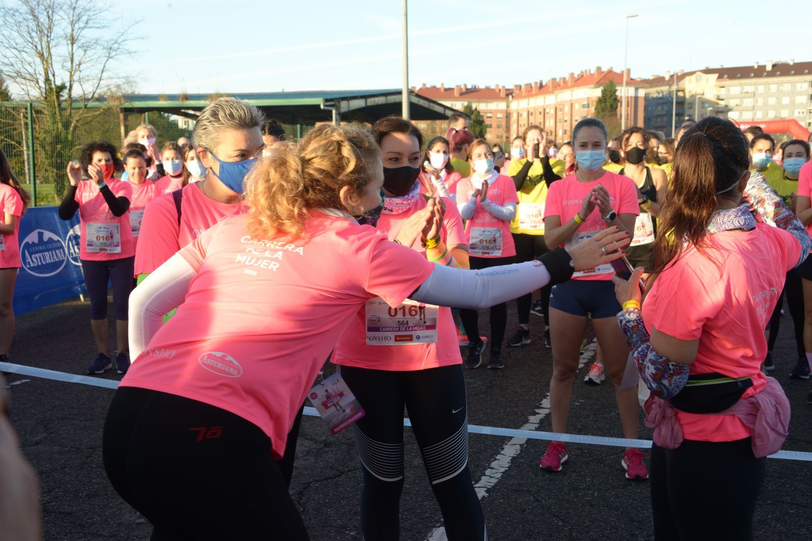 Las mejores fotos de la Carrera de la Mujer Central Lechera Asturiana Gijón 2021 (HOMENAJES DE SALIDA)
