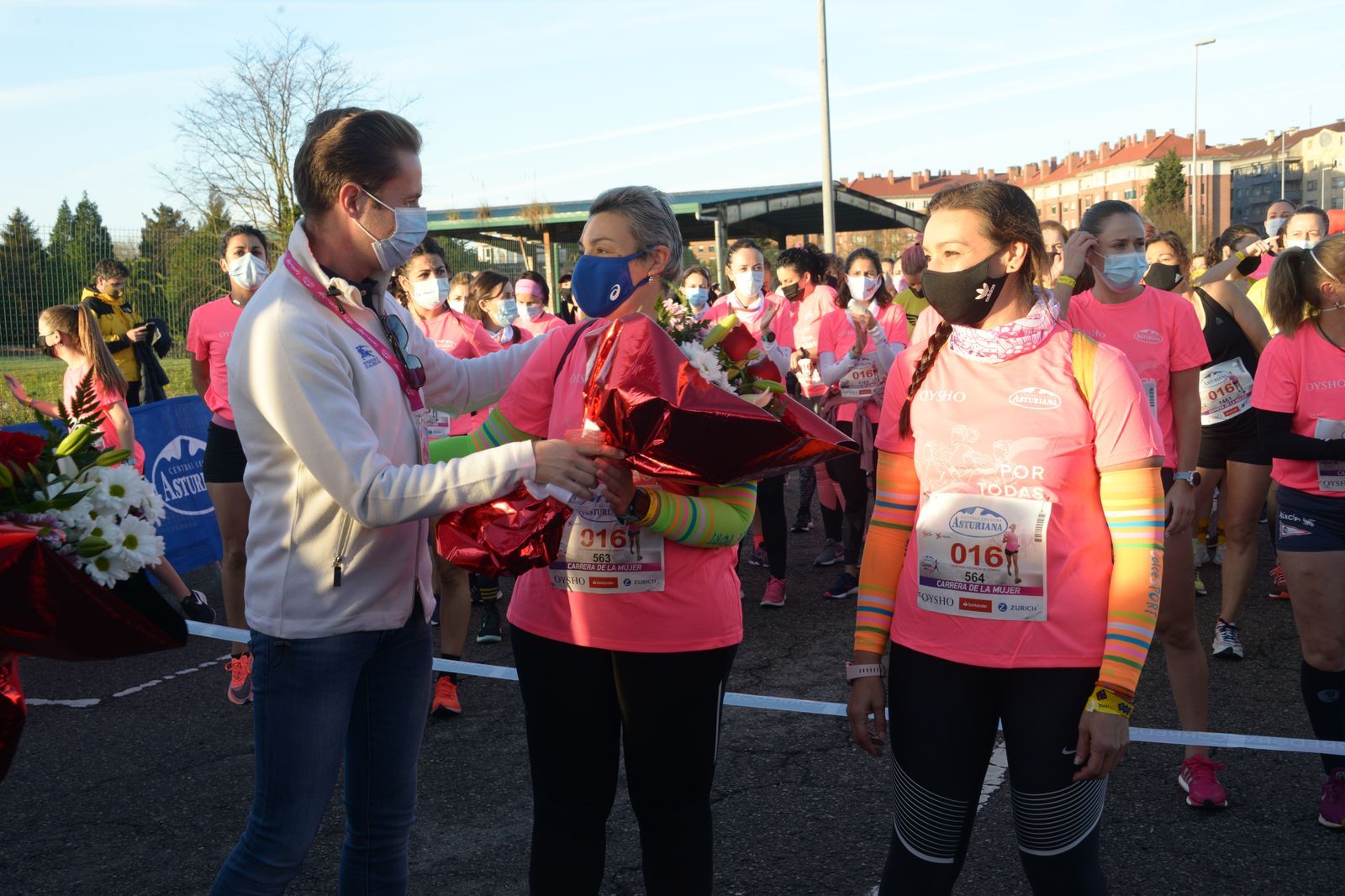 Las mejores fotos de la Carrera de la Mujer Central Lechera Asturiana Gijón 2021 (HOMENAJES DE SALIDA)