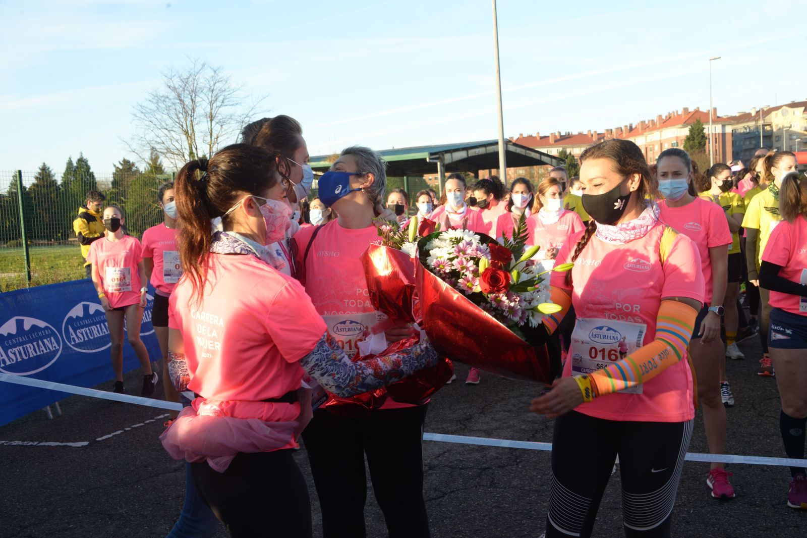 Las mejores fotos de la Carrera de la Mujer Central Lechera Asturiana Gijón 2021 (HOMENAJES DE SALIDA)