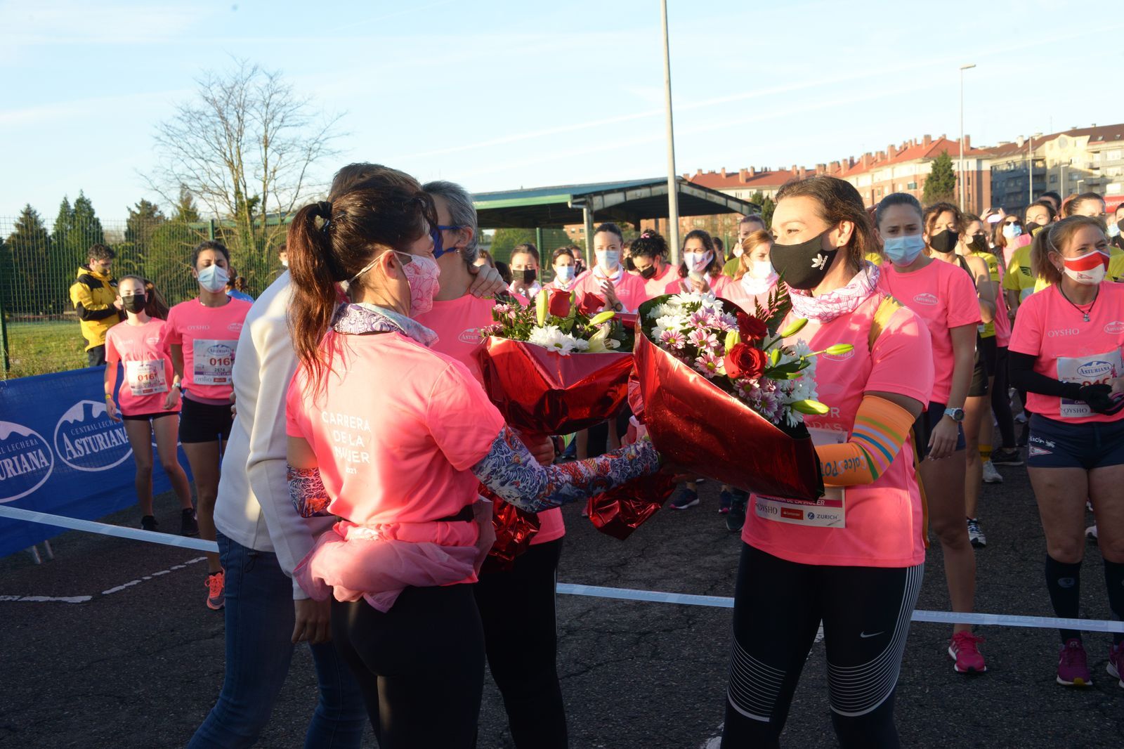 Las mejores fotos de la Carrera de la Mujer Central Lechera Asturiana Gijón 2021 (HOMENAJES DE SALIDA)