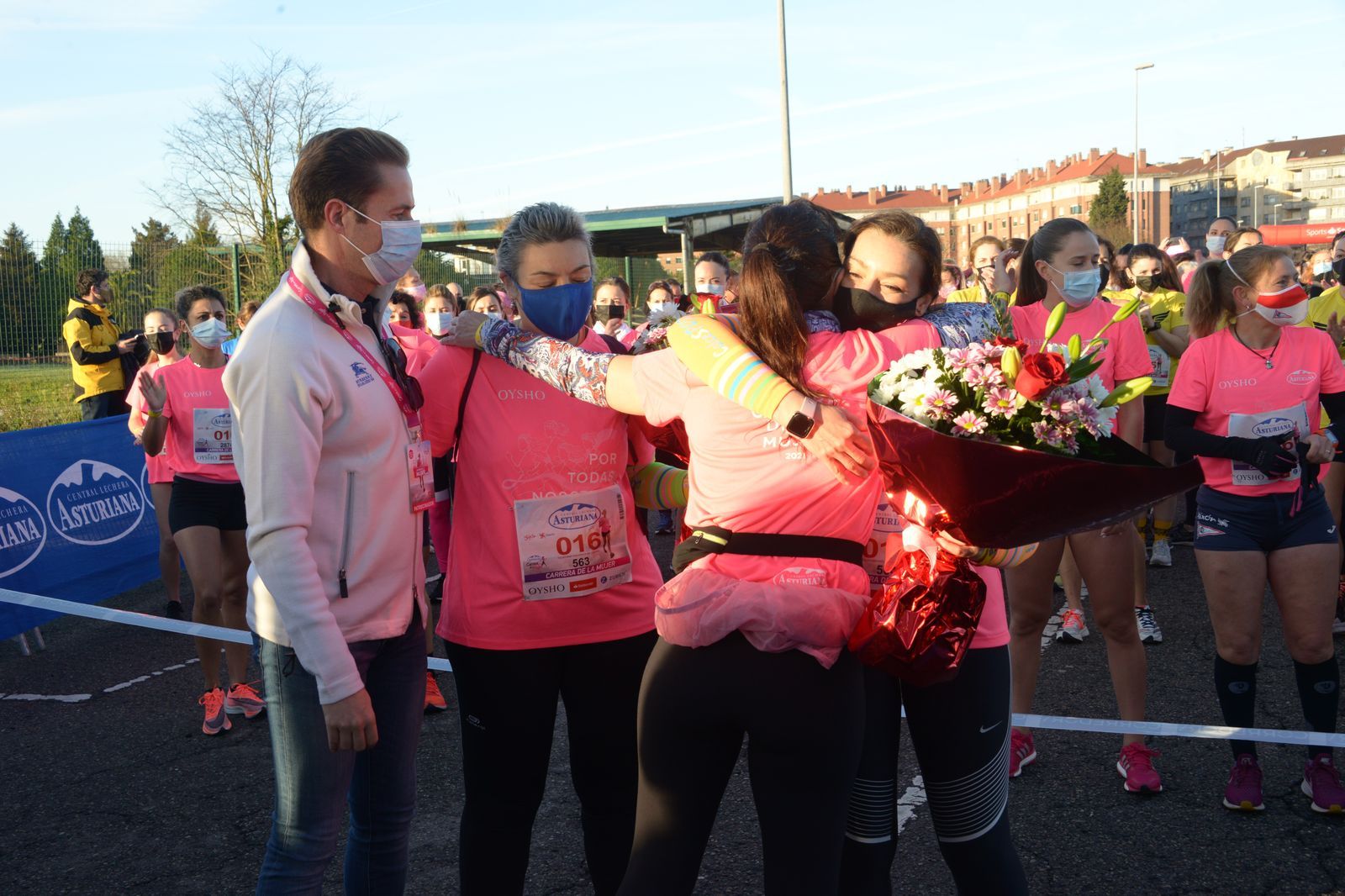 Las mejores fotos de la Carrera de la Mujer Central Lechera Asturiana Gijón 2021 (HOMENAJES DE SALIDA)