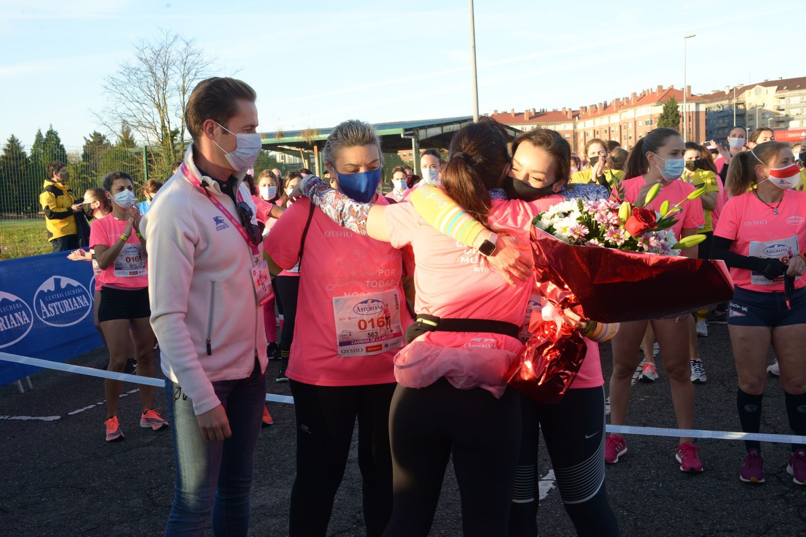 Las mejores fotos de la Carrera de la Mujer Central Lechera Asturiana Gijón 2021 (HOMENAJES DE SALIDA)