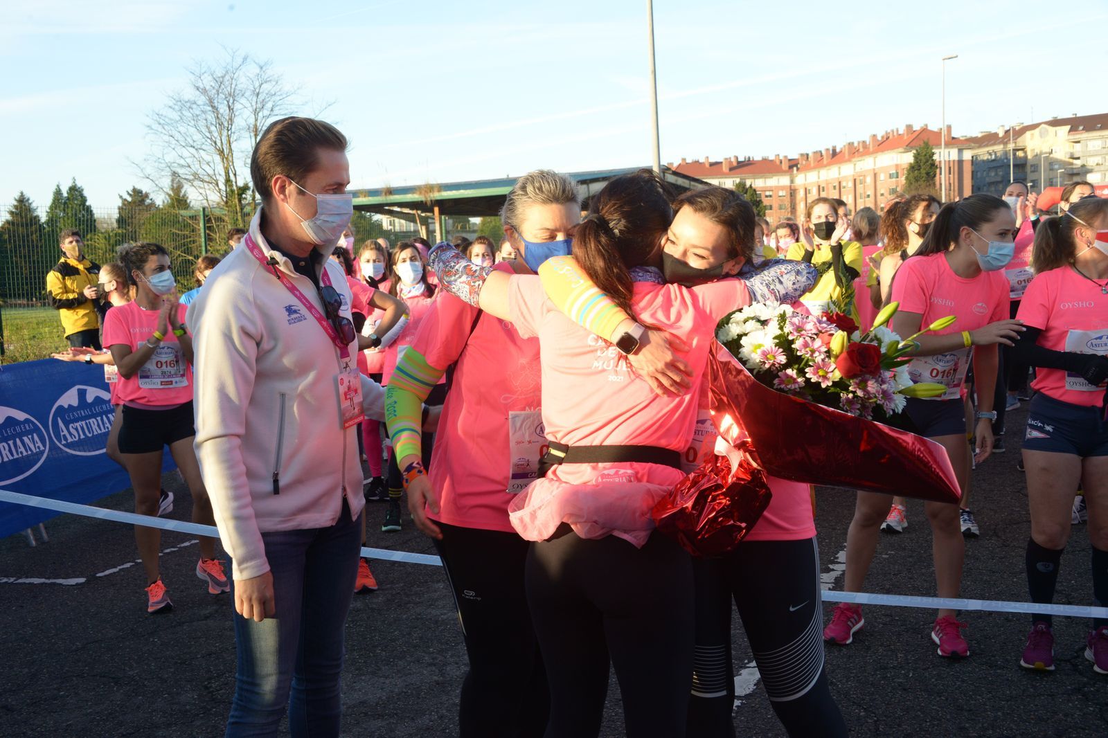 Las mejores fotos de la Carrera de la Mujer Central Lechera Asturiana Gijón 2021 (HOMENAJES DE SALIDA)