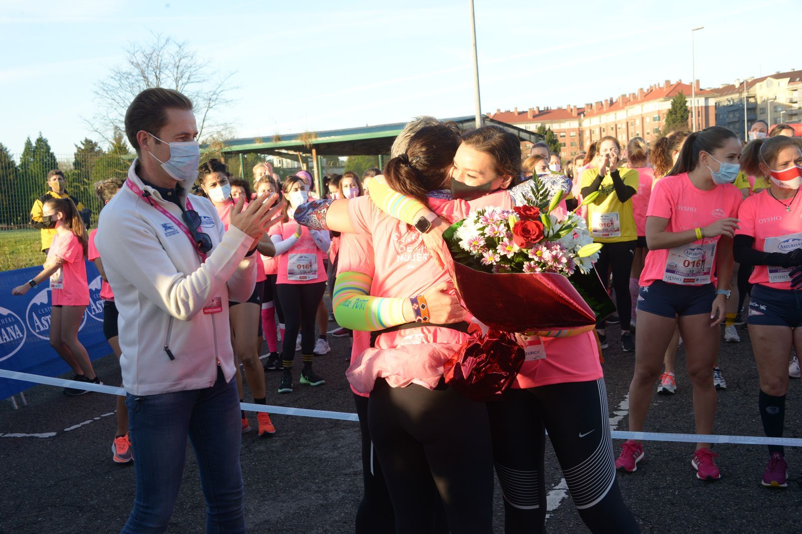 Las mejores fotos de la Carrera de la Mujer Central Lechera Asturiana Gijón 2021 (HOMENAJES DE SALIDA)