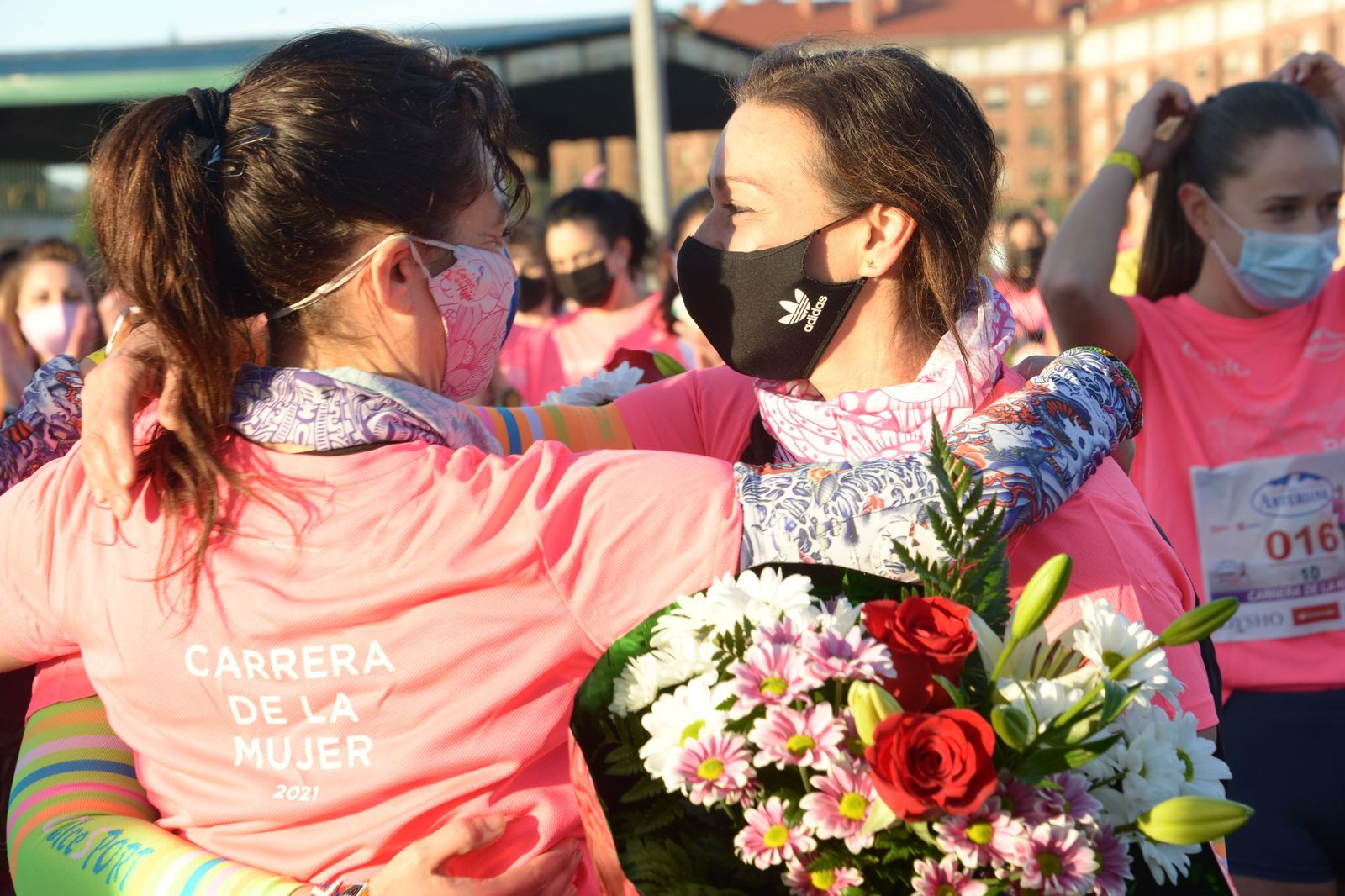 Las mejores fotos de la Carrera de la Mujer Central Lechera Asturiana Gijón 2021 (HOMENAJES DE SALIDA)