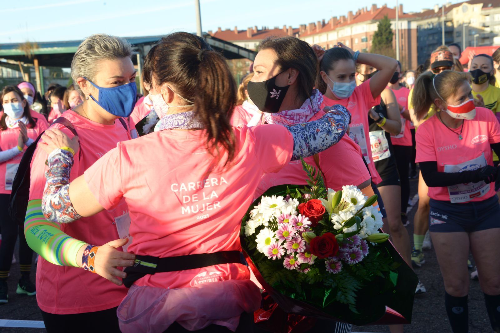Las mejores fotos de la Carrera de la Mujer Central Lechera Asturiana Gijón 2021 (HOMENAJES DE SALIDA)