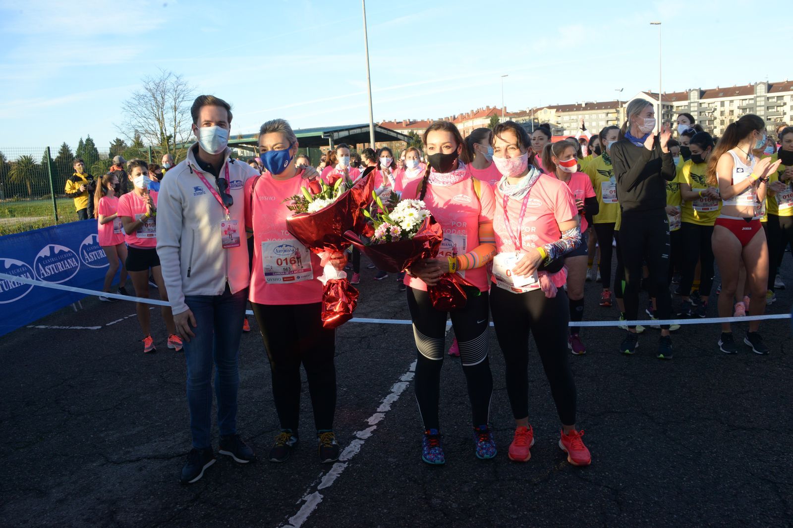 Las mejores fotos de la Carrera de la Mujer Central Lechera Asturiana Gijón 2021 (HOMENAJES DE SALIDA)