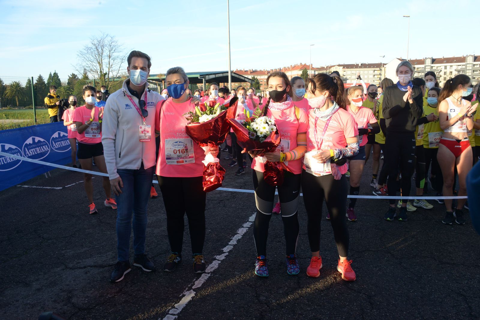 Las mejores fotos de la Carrera de la Mujer Central Lechera Asturiana Gijón 2021 (HOMENAJES DE SALIDA)