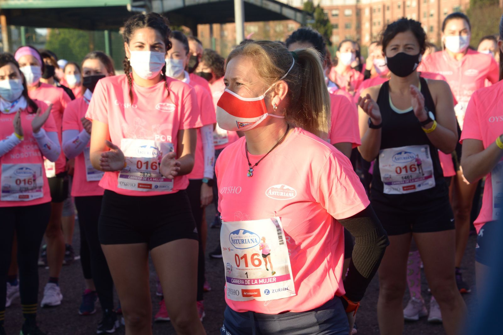 Las mejores fotos de la Carrera de la Mujer Central Lechera Asturiana Gijón 2021 (HOMENAJES DE SALIDA)