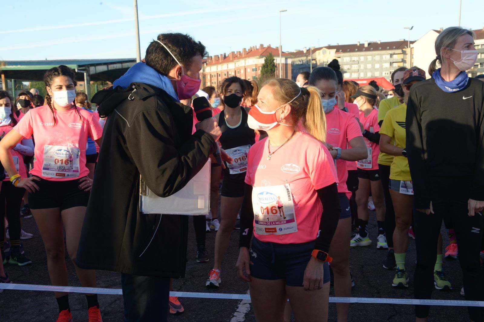 Las mejores fotos de la Carrera de la Mujer Central Lechera Asturiana Gijón 2021 (HOMENAJES DE SALIDA)