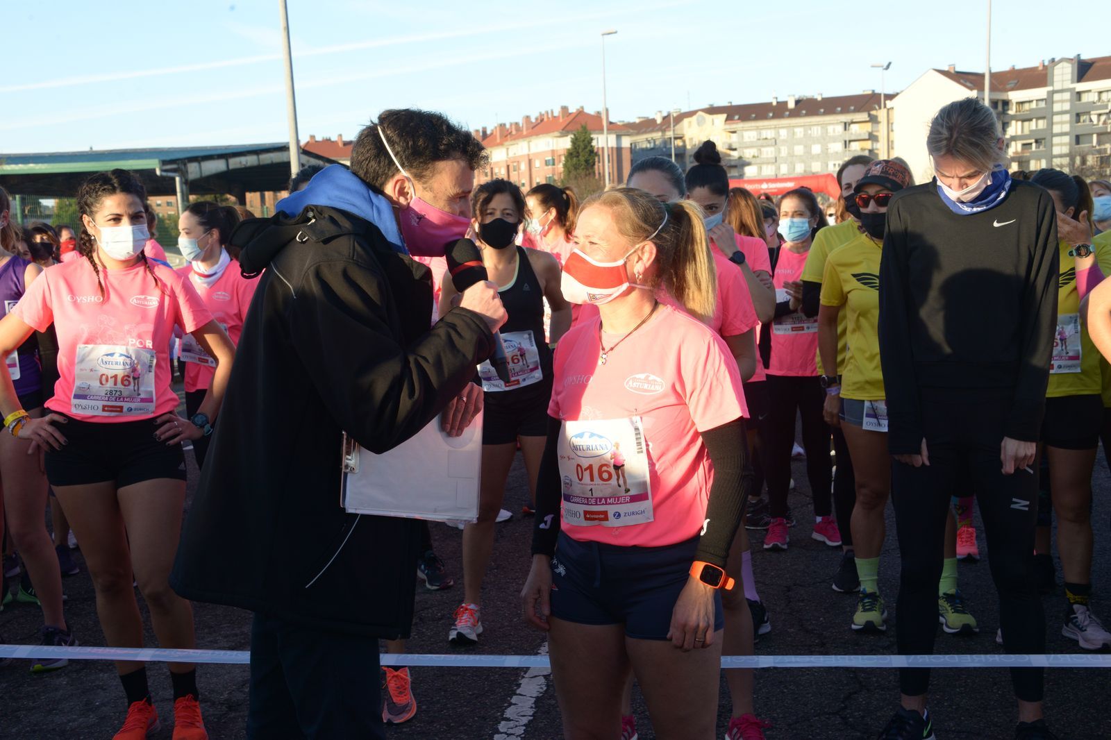 Las mejores fotos de la Carrera de la Mujer Central Lechera Asturiana Gijón 2021 (HOMENAJES DE SALIDA)