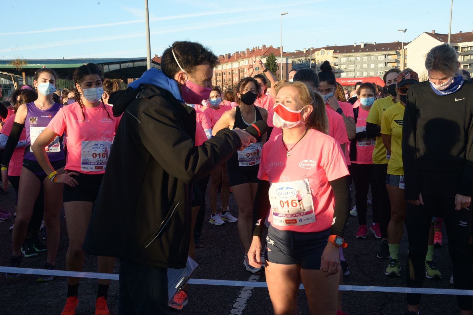 Las mejores fotos de la Carrera de la Mujer Central Lechera Asturiana Gijón 2021 (HOMENAJES DE SALIDA)