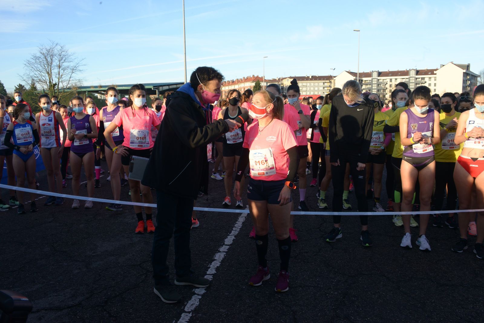 Las mejores fotos de la Carrera de la Mujer Central Lechera Asturiana Gijón 2021 (HOMENAJES DE SALIDA)