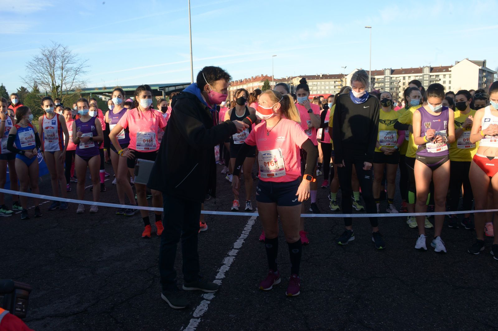 Las mejores fotos de la Carrera de la Mujer Central Lechera Asturiana Gijón 2021 (HOMENAJES DE SALIDA)