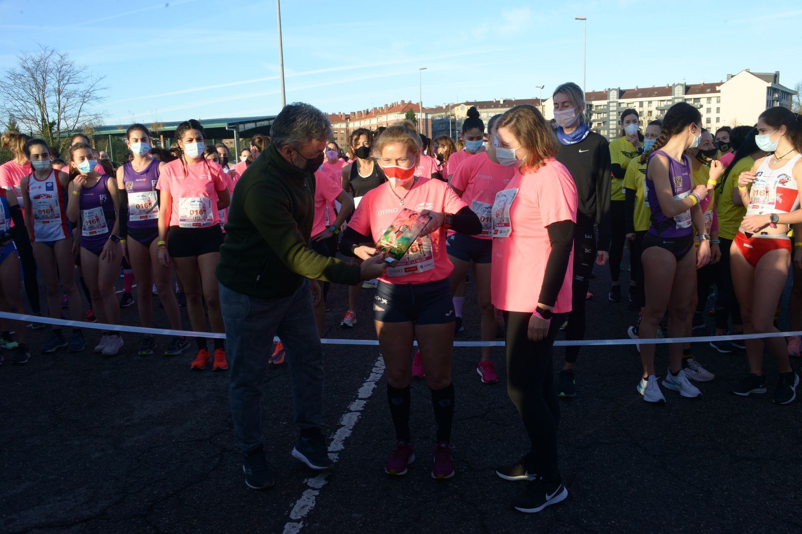 Las mejores fotos de la Carrera de la Mujer Central Lechera Asturiana Gijón 2021 (HOMENAJES DE SALIDA)