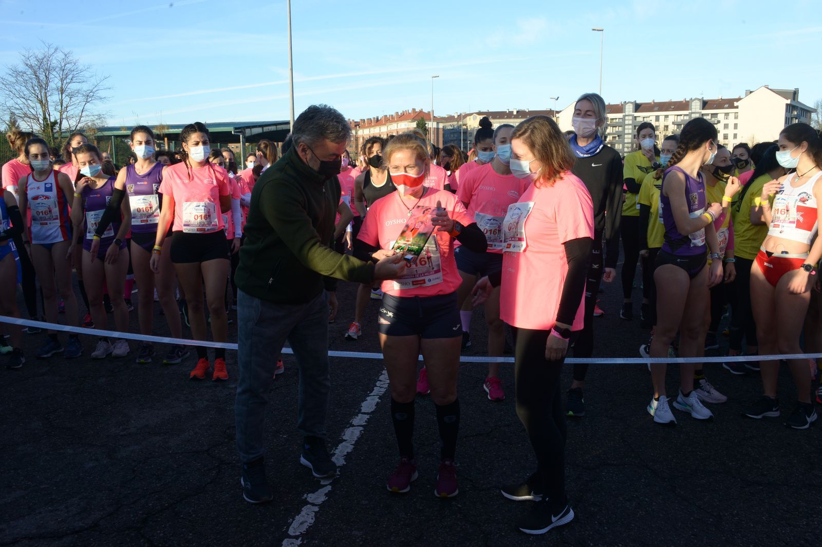 Las mejores fotos de la Carrera de la Mujer Central Lechera Asturiana Gijón 2021 (HOMENAJES DE SALIDA)