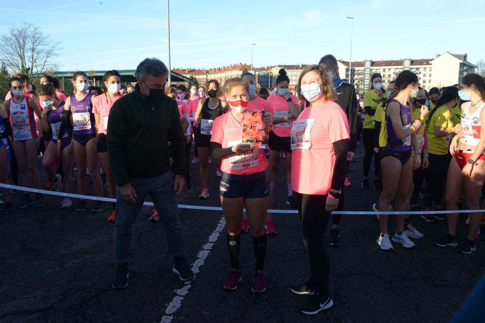 Las mejores fotos de la Carrera de la Mujer Central Lechera Asturiana Gijón 2021 (HOMENAJES DE SALIDA)