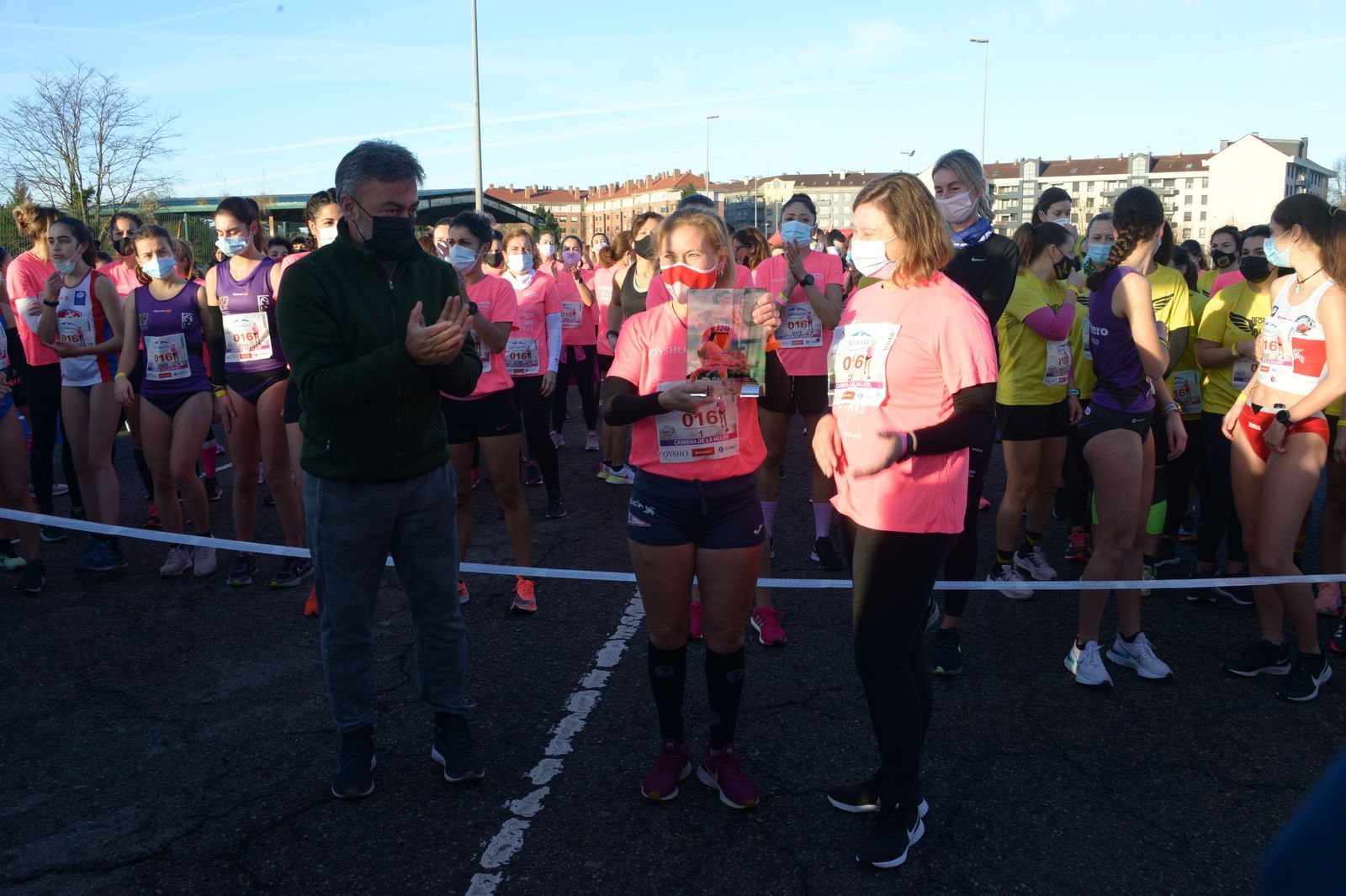 Las mejores fotos de la Carrera de la Mujer Central Lechera Asturiana Gijón 2021 (HOMENAJES DE SALIDA)