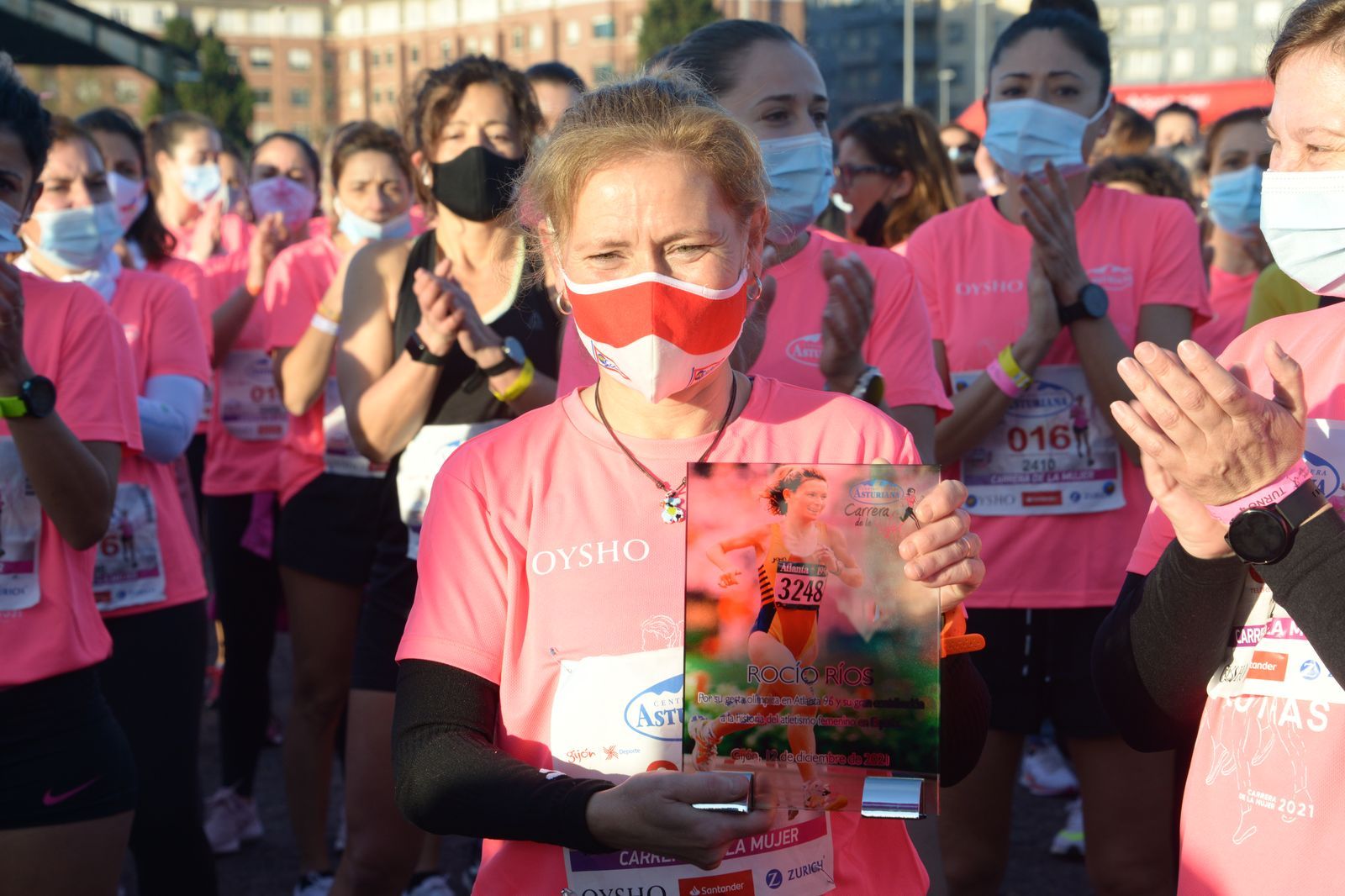 Las mejores fotos de la Carrera de la Mujer Central Lechera Asturiana Gijón 2021 (HOMENAJES DE SALIDA)