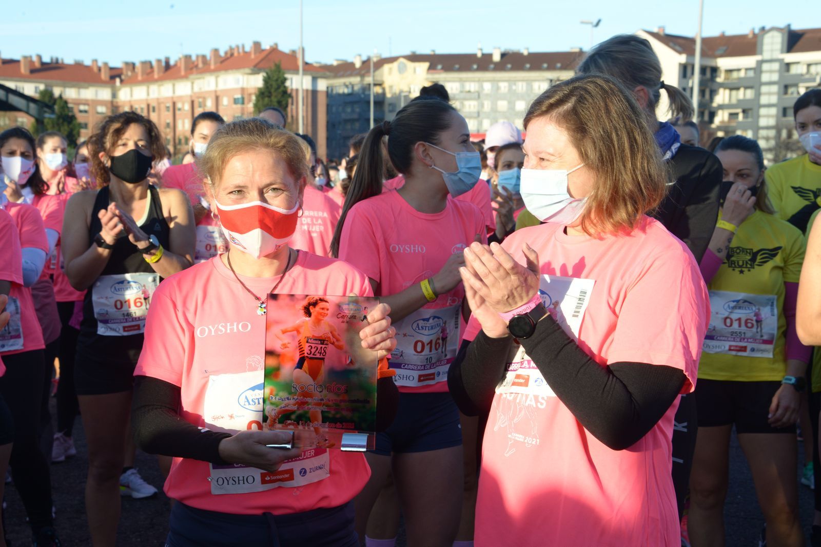 Las mejores fotos de la Carrera de la Mujer Central Lechera Asturiana Gijón 2021 (HOMENAJES DE SALIDA)